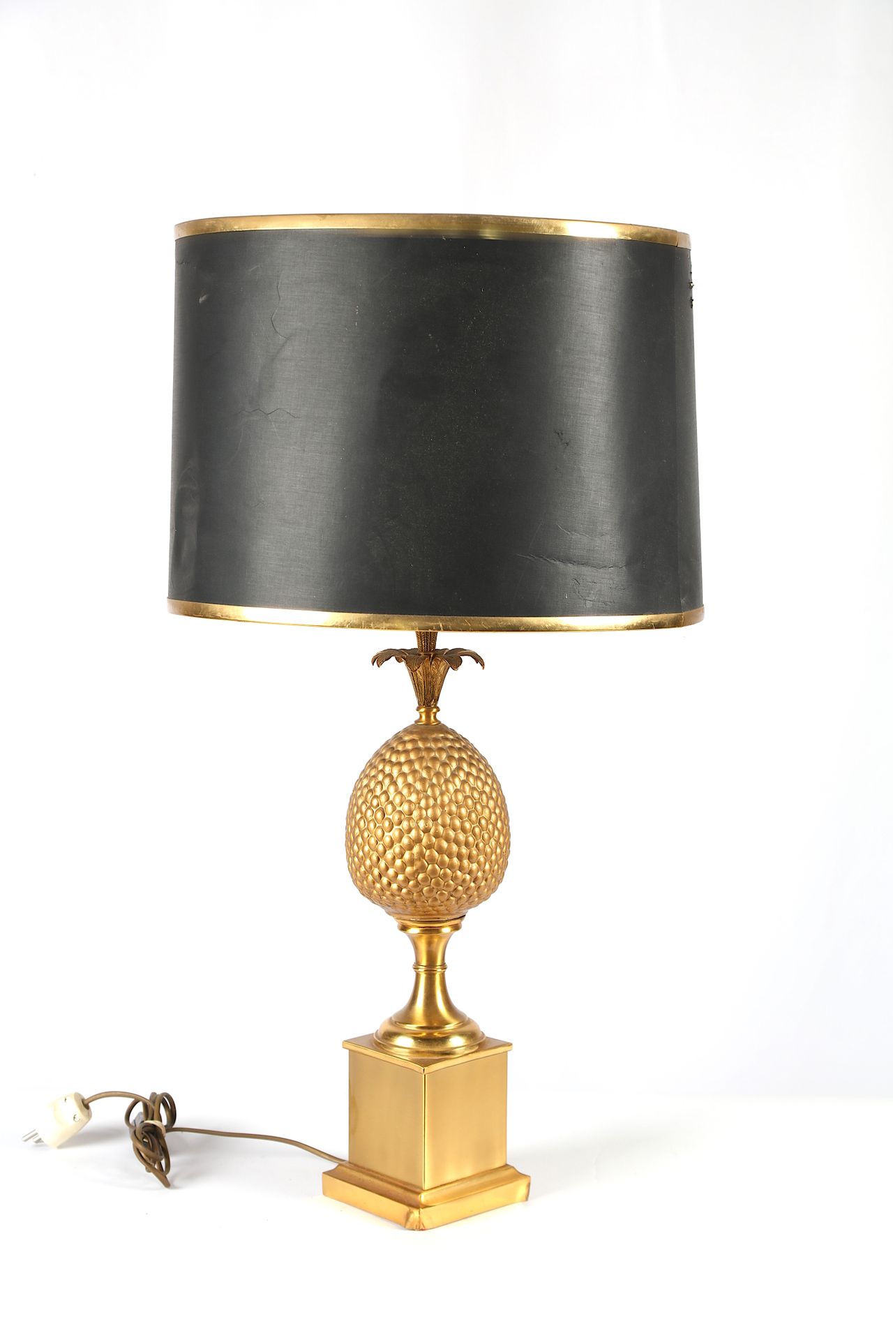 Null 
MAISON CHARLES，风格，"菠萝 "灯，镀金黄铜，黑色灯罩，高：77