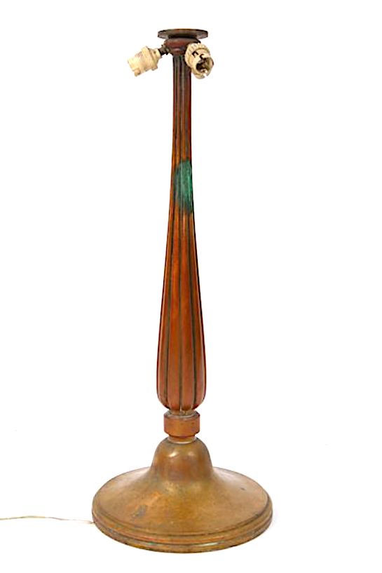 Null Lampe aus Bronze mit brauner Patina. Um 1925. Höhe: 30 cm.
