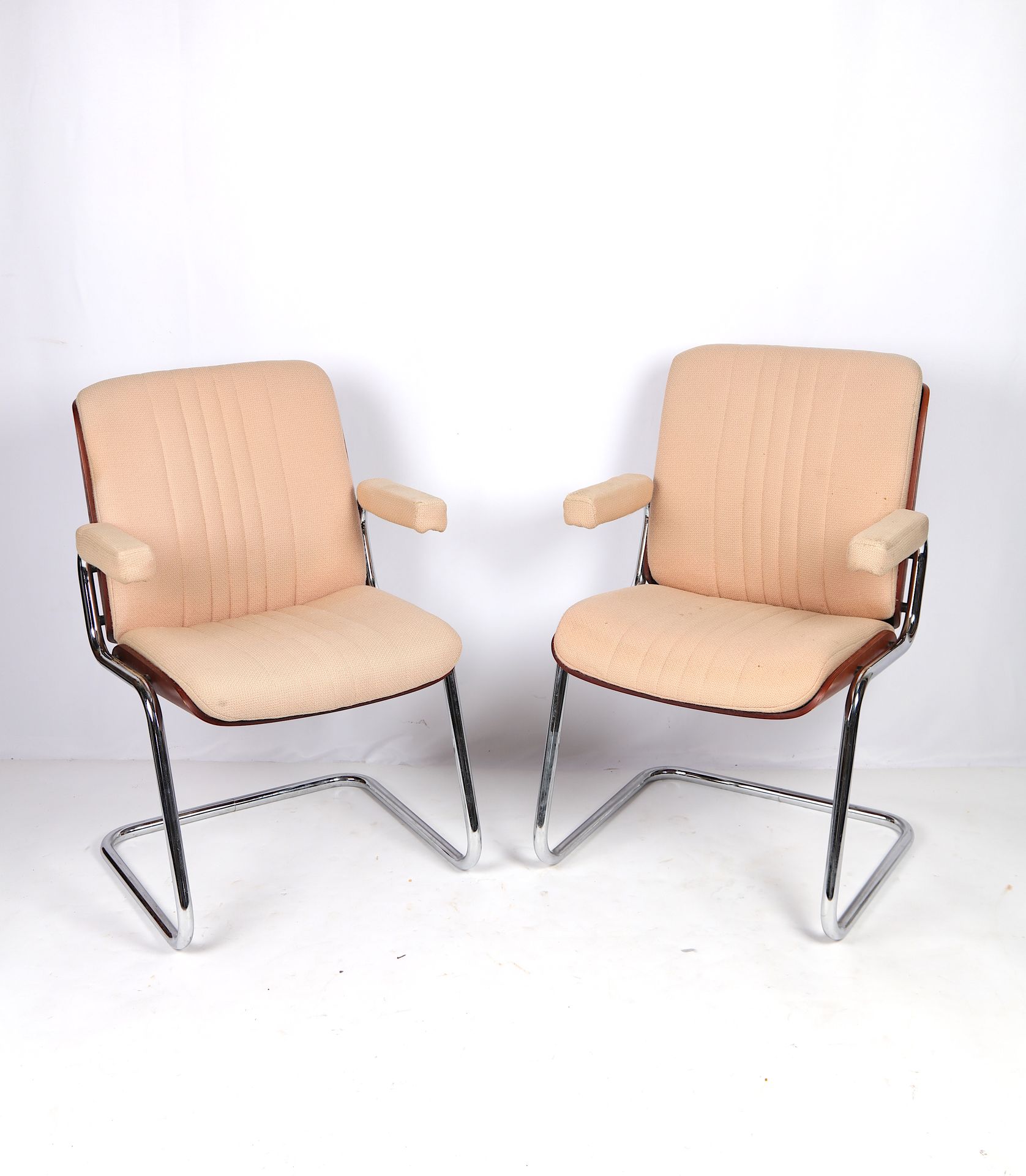 Null 卡尔-迪特特，出版商马丁-斯托尔，一对天然木材和米色织物装饰的层压扶手椅（有些轻度污渍）。关于1970年