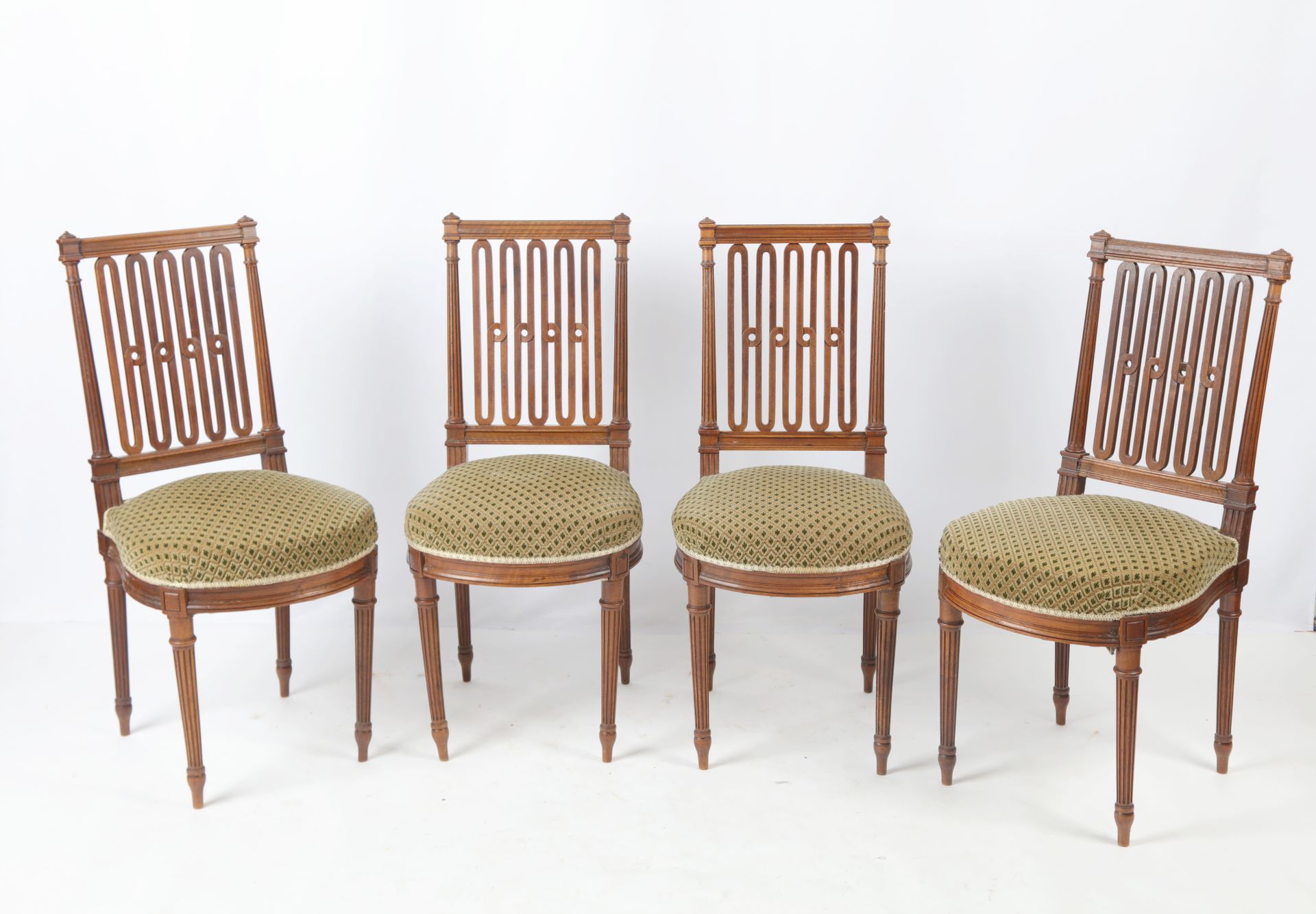 Null 
JACOB风格，一套4把桃花心木椅子，纺锤腿。路易十六的风格。19 C. .88X35X40