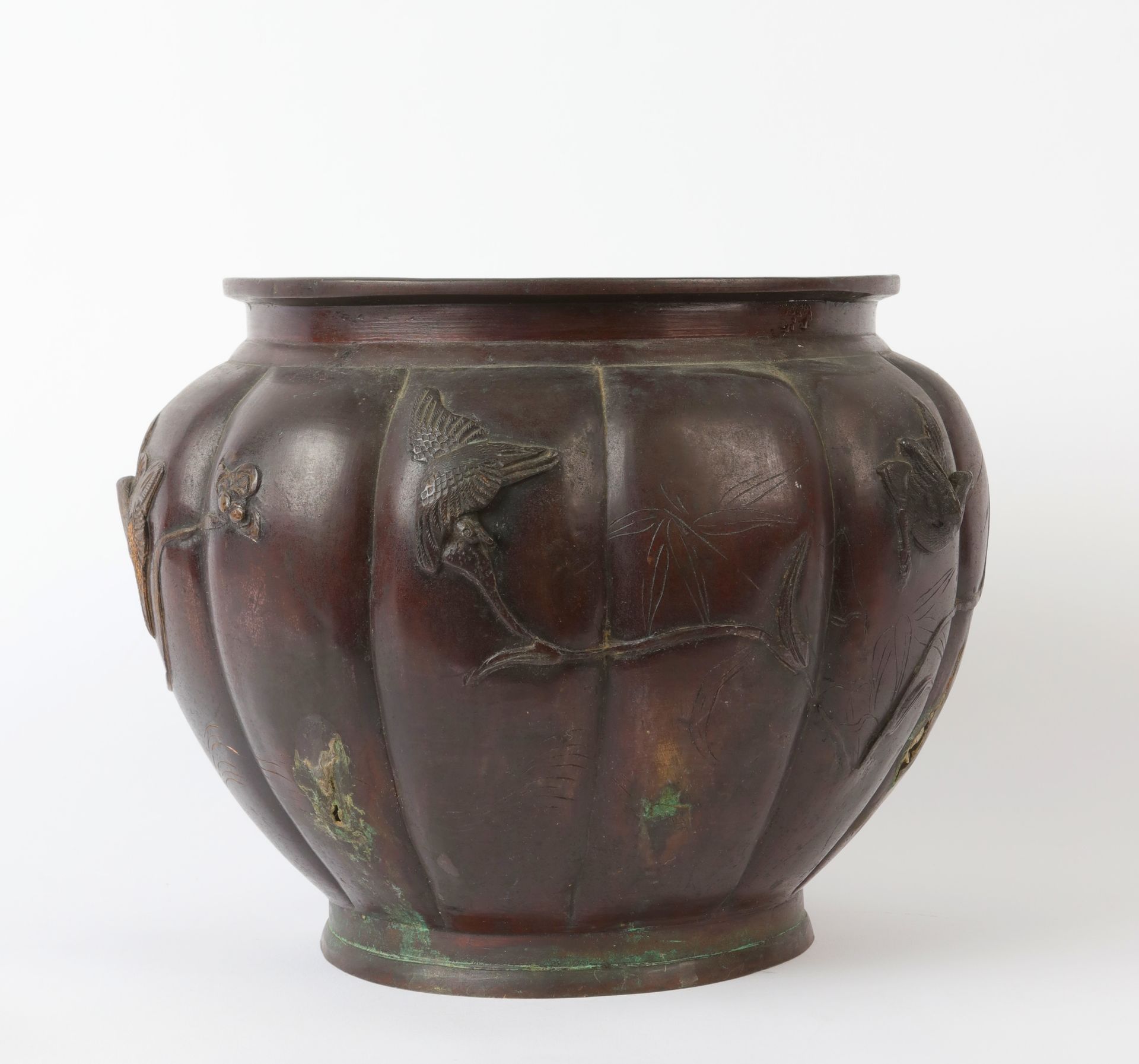 Null JAPAN, 19th century, bronze vase with brown shaded patina and gadrooned edg&hellip;