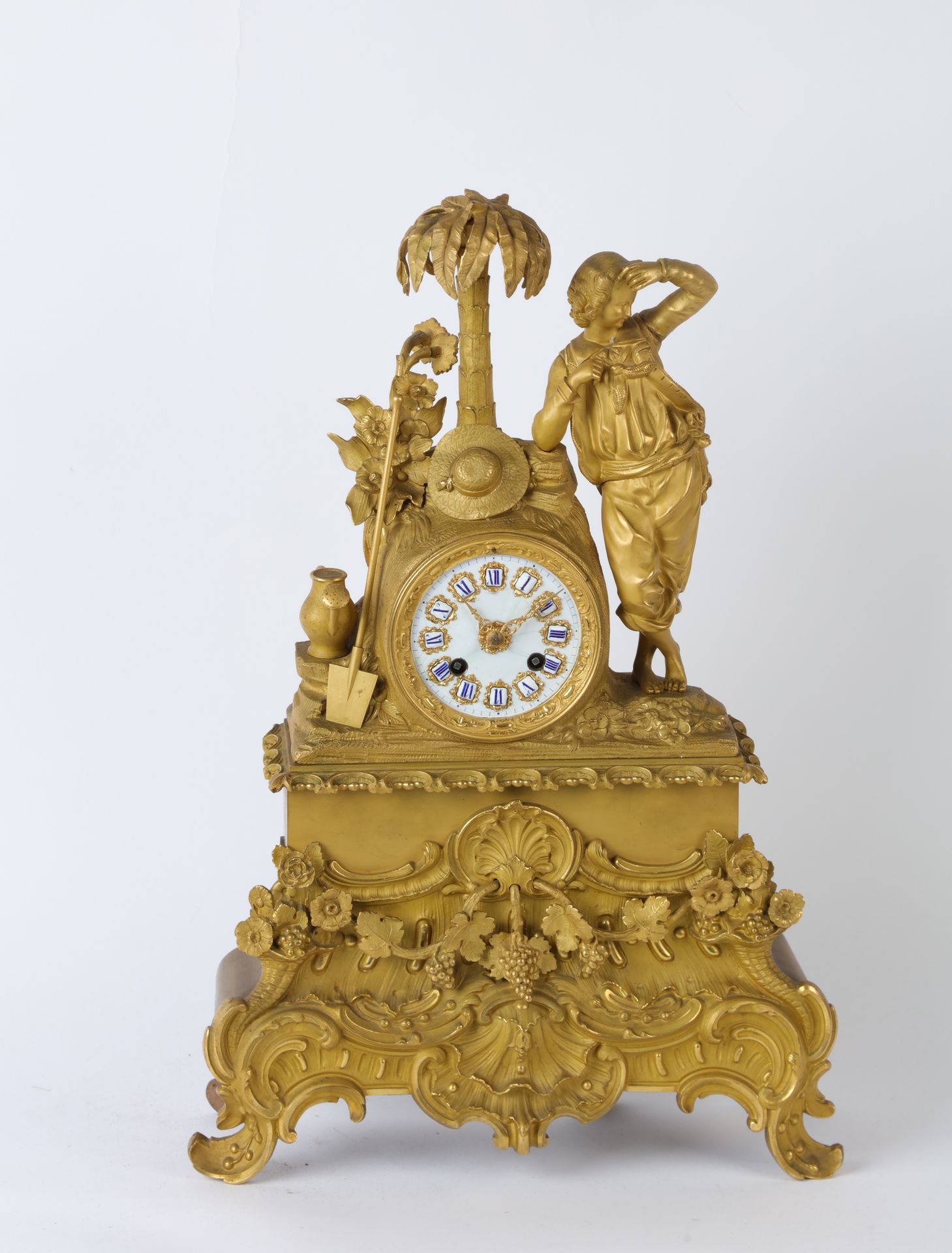 Null 一个带有异国风景中的年轻园丁的木制时钟。浪漫主义时期，19世纪。 48X30X12