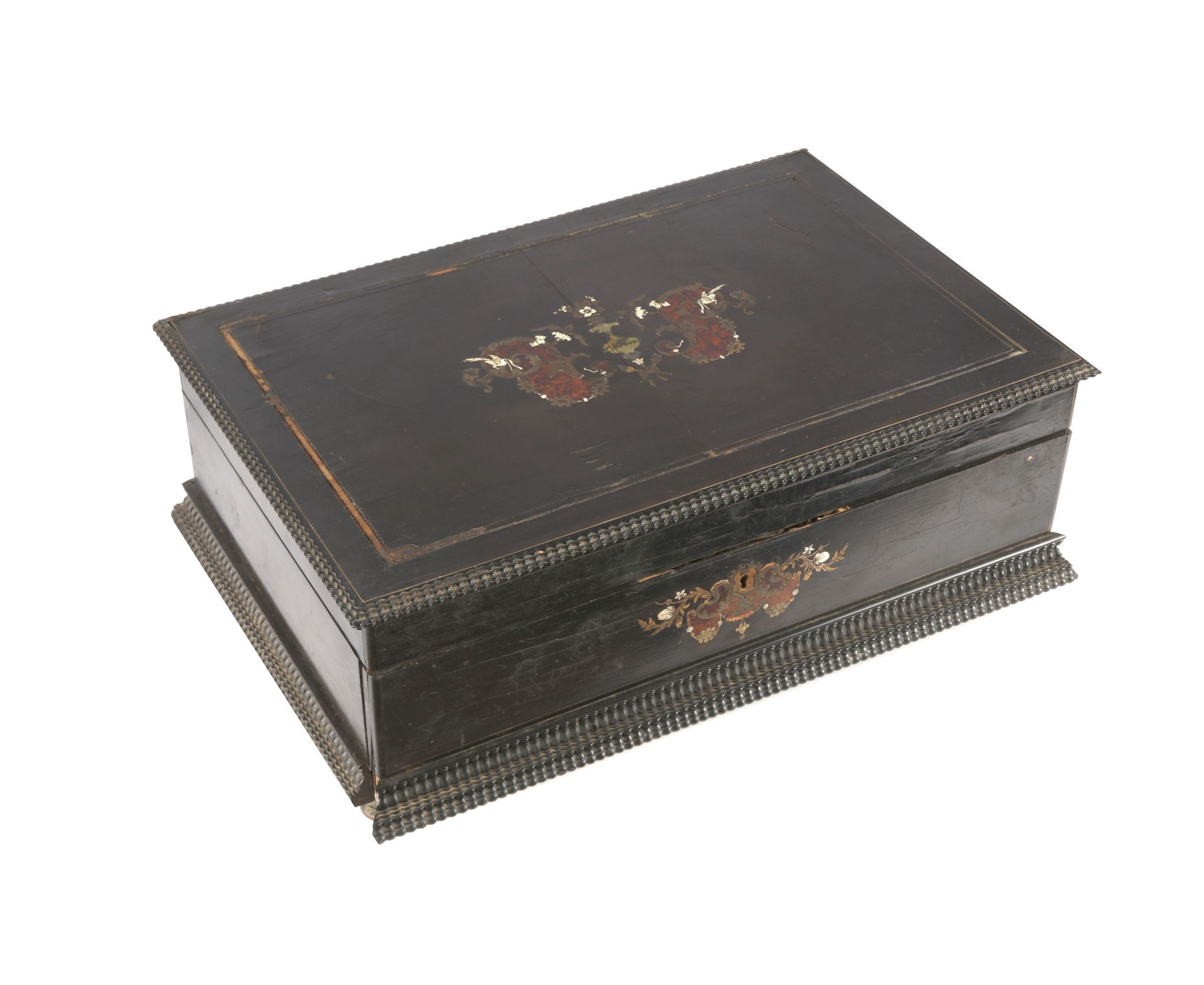 Null 一个大的紫檀木贴面的箱子，顶部装饰着鸟类、黄铜和象牙以及毛刺胡桃的镶嵌图案，还有钥匙孔。(失踪)。56X36X21