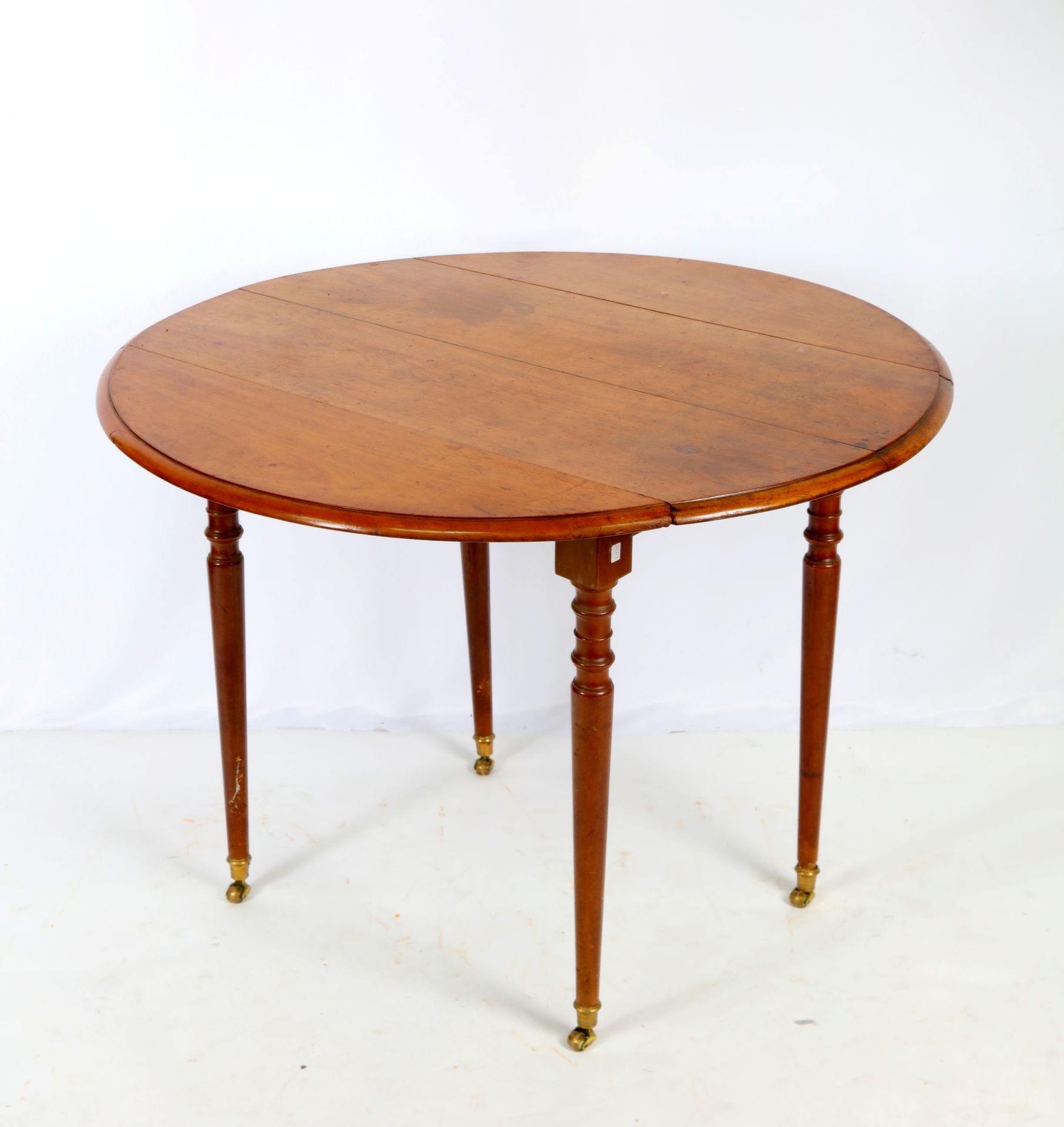 Null 桃花心木桌子，圆形，带百叶窗，4条腿。路易十六风格的作品。19世纪，91X71