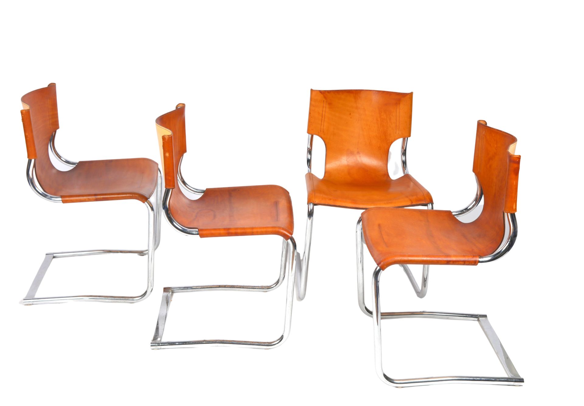 Null Carlo BARTOLI (1931-2020) 套装的四把椅子，型号920，镀铬钢管结构。座椅和靠背采用厚实的棕褐色皮革，带有马鞍缝线。版本：T7&hellip;
