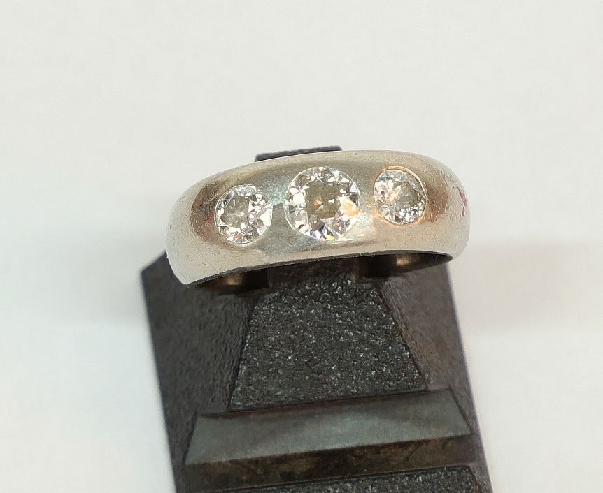 Null 18K（750°/°）白金戒指，镶有三颗钻石（2X0.20克拉和1X0.30克拉），重量：12克。