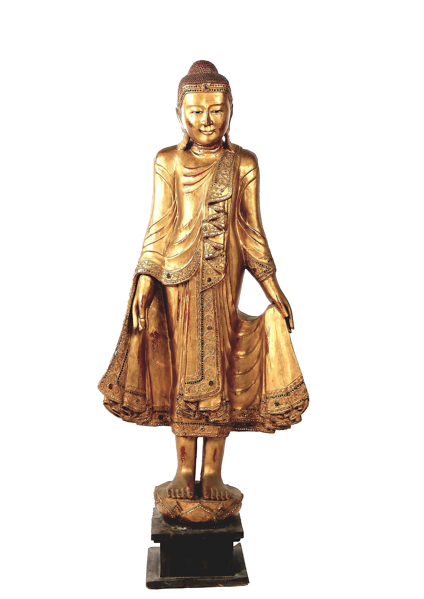 Null 
缅甸，金漆木雕佛像，
身着五彩石装饰的僧袍，头顶上有宁静的面孔 。 

颅骨突起，即乌斯尼沙，是知识的象征。十九世纪末至二十世纪初。