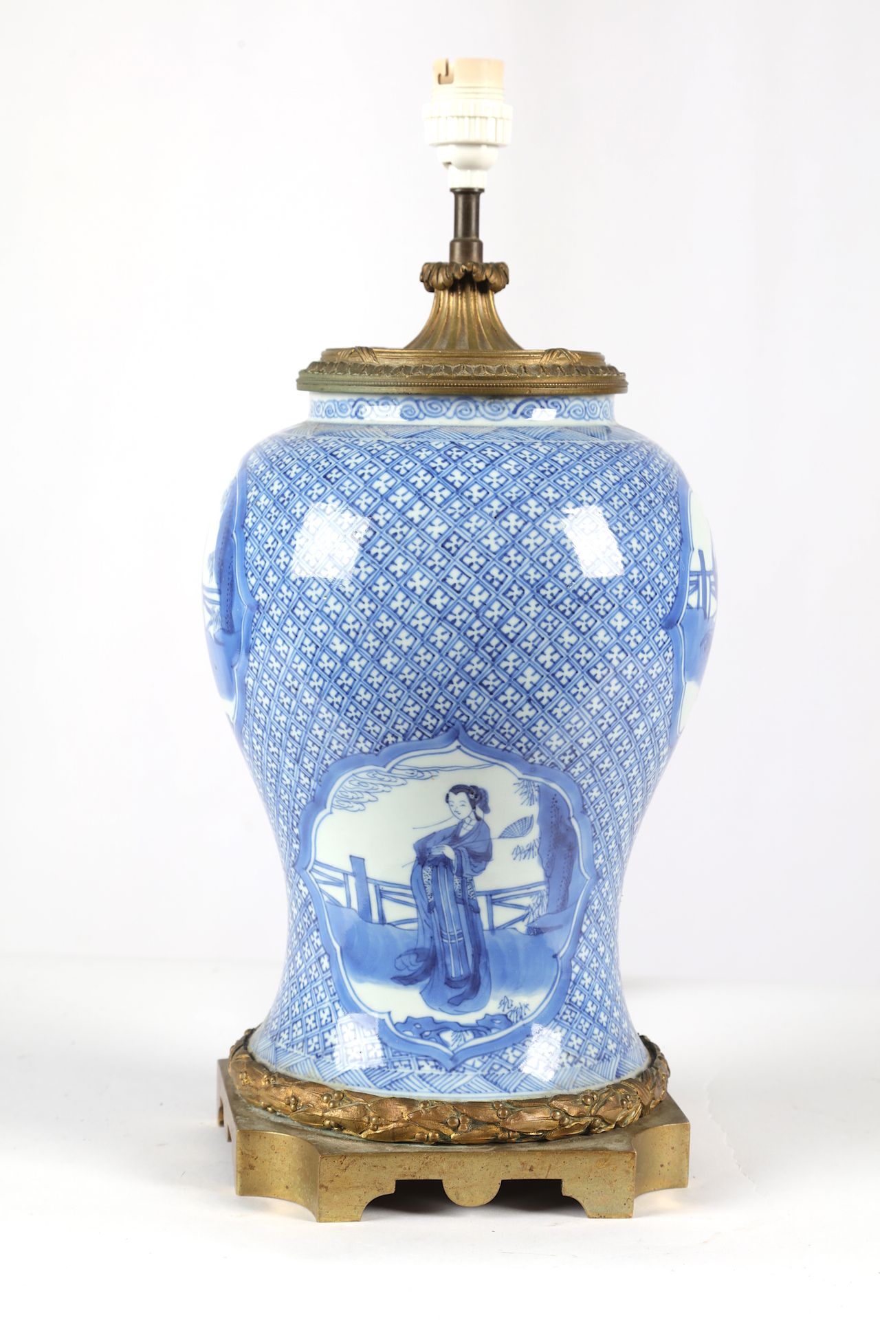 Null 
CHINE - Epoque KANGXI (1662 - 1722)
Bas de vase cornet en porcelaine décor&hellip;