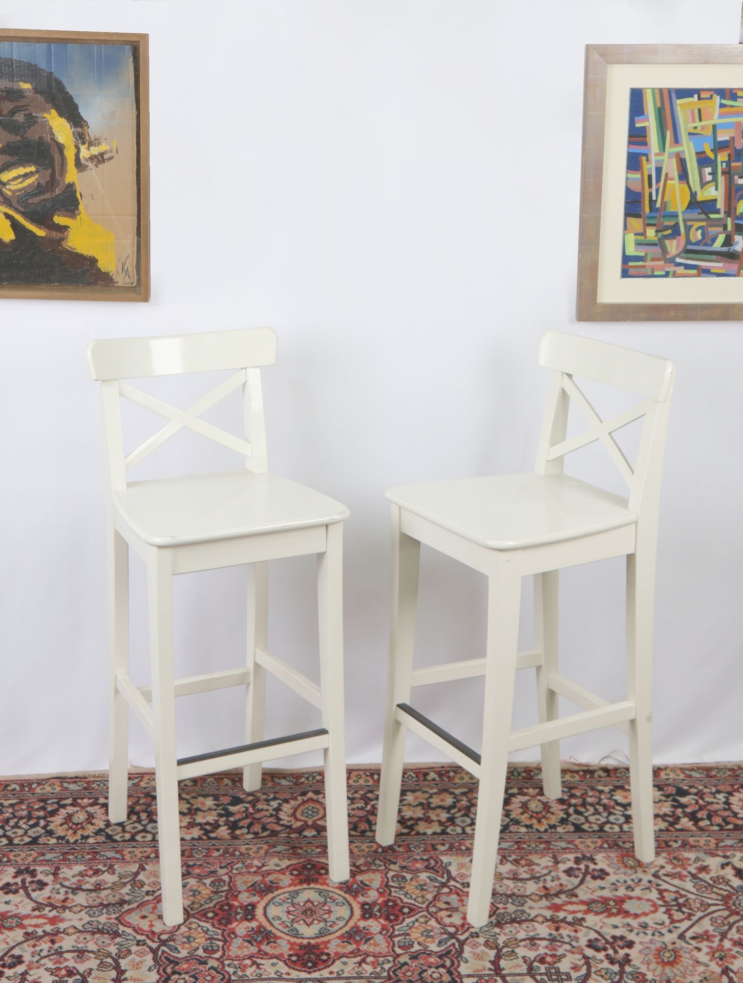 Null Paar hohe Stühle, weiß lackiert, Verstrebung.