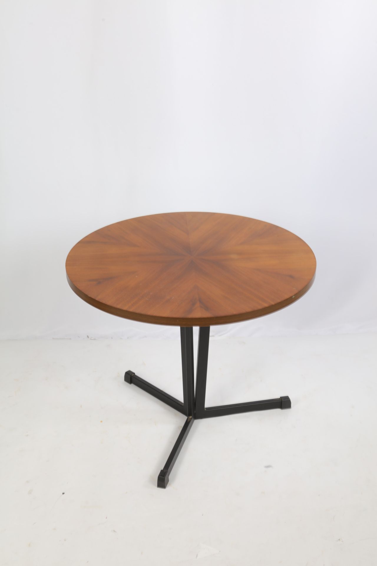 Null 饰面的圆形基座桌，形成一个咖啡桌，金属三脚架底座。
