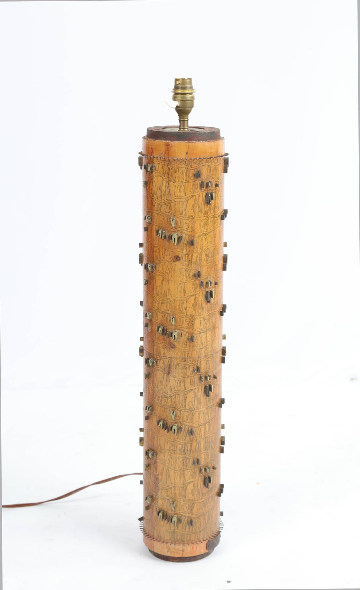 Null Lampenfuß in Form eines Druckzylinders aus Holz und Metallstiften; TH / 66