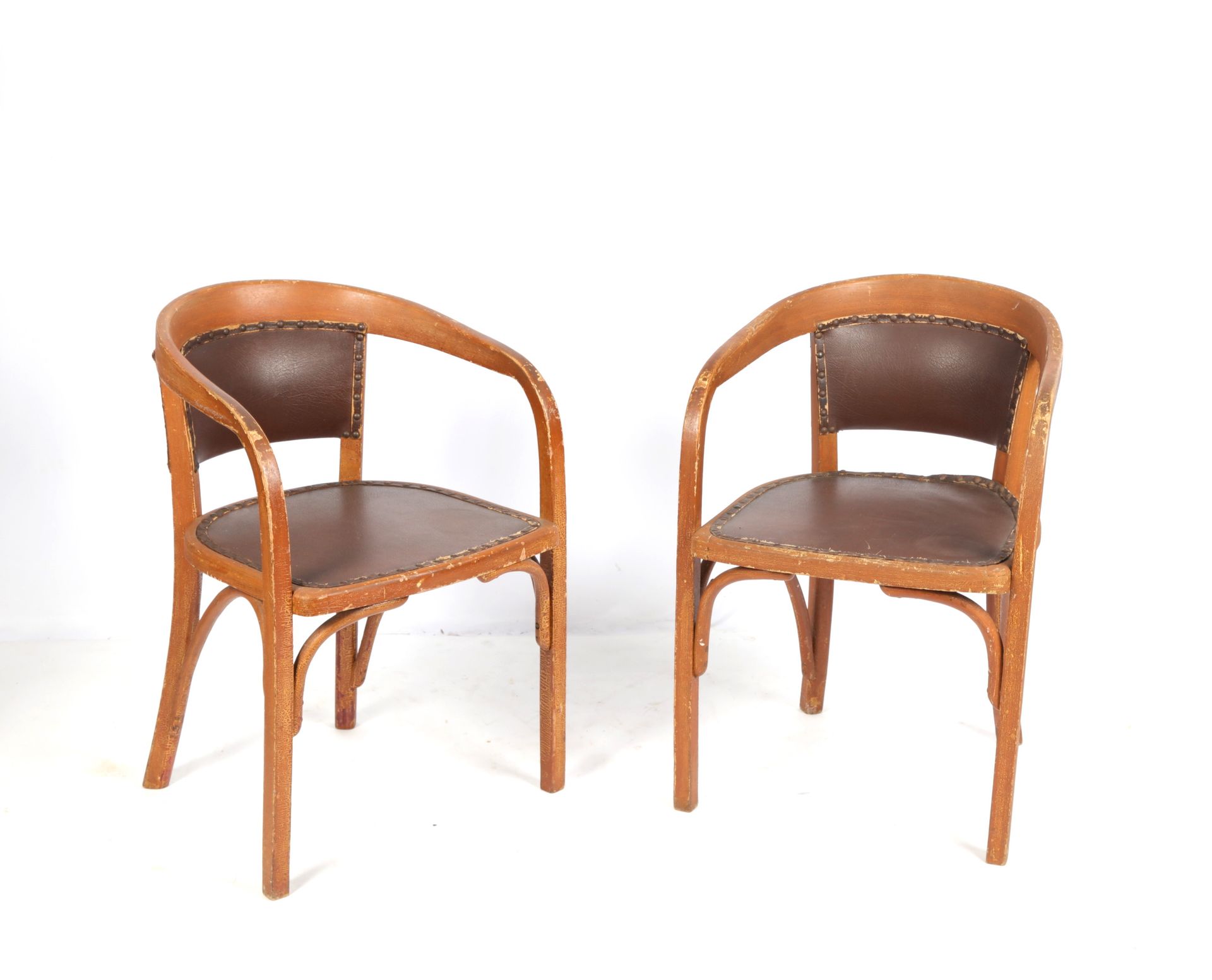 Null FISCHEL, 一对染色木扶手椅, 弯曲的椅背, 鼹鼠皮座椅, (背面的标签).77X53X45