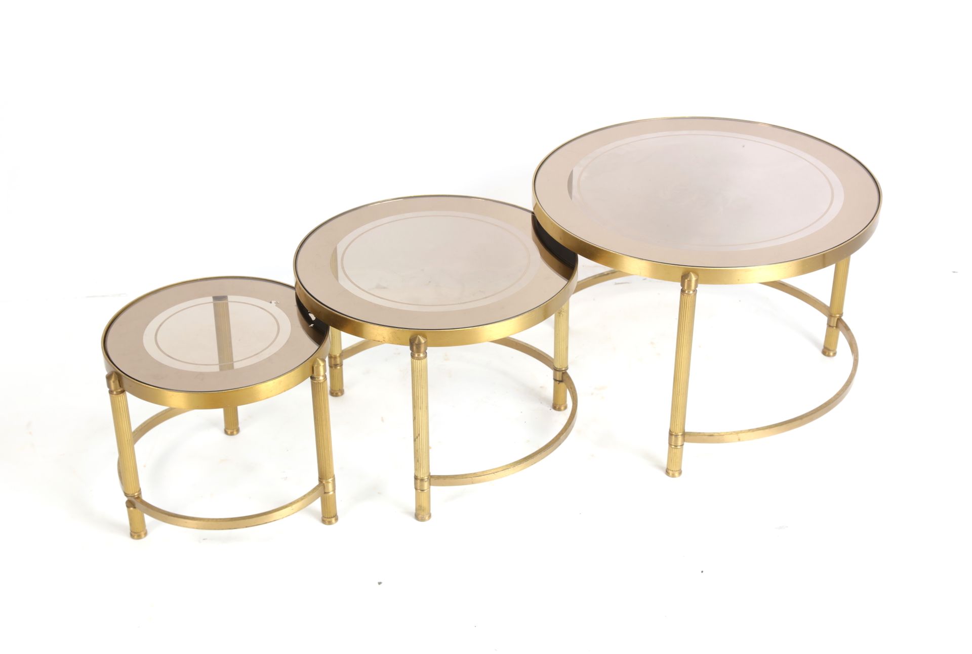 Null JANSEN (att. To) 三张黄铜嵌套桌，圆形，烟熏玻璃和红石板顶，尺寸：31X28-40X31-51X35