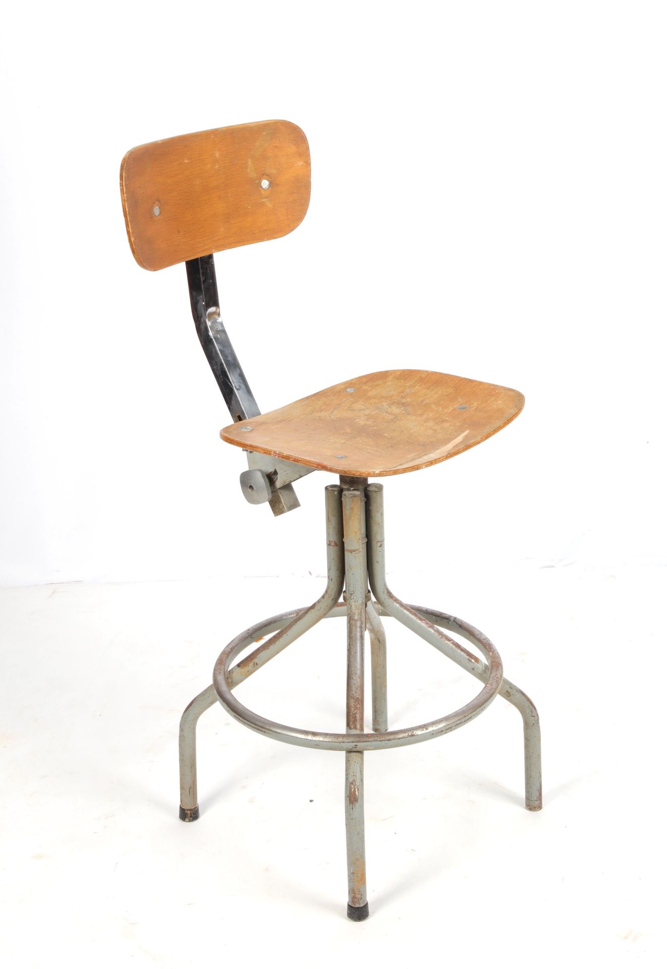 Null 车间椅，座椅和背部为异形胶合板，（缺失）管状底座。高度：109厘米