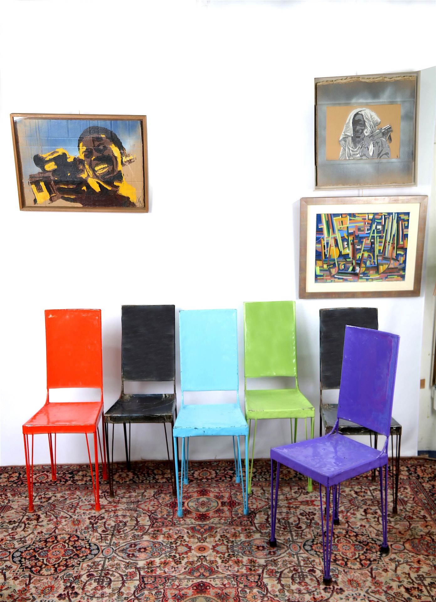 Null 
Suite de 6 chaises en tôle de couleurs, travail artisanal.
