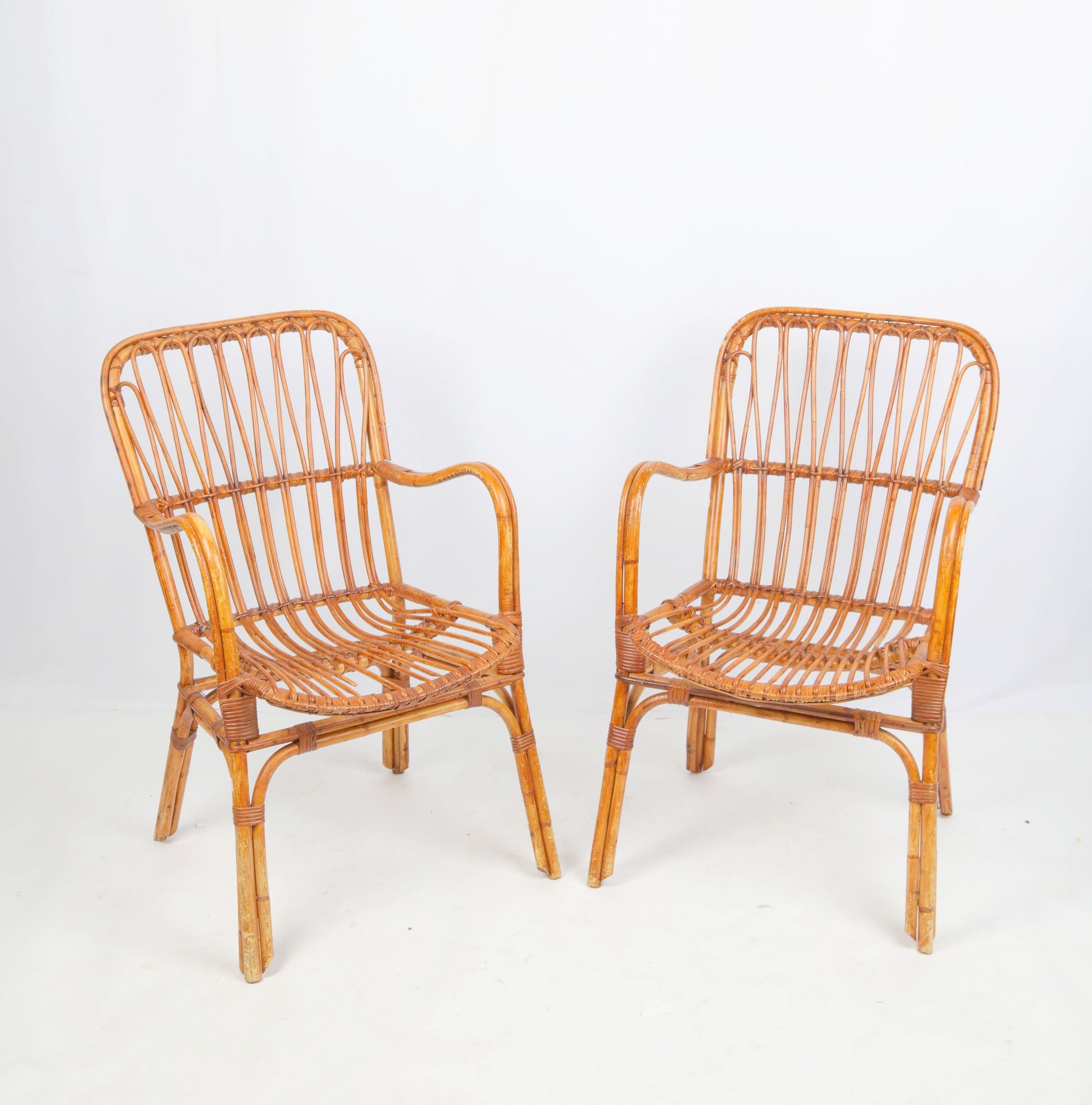 Null Ein Paar Sessel aus Weidengeflecht. 85X50