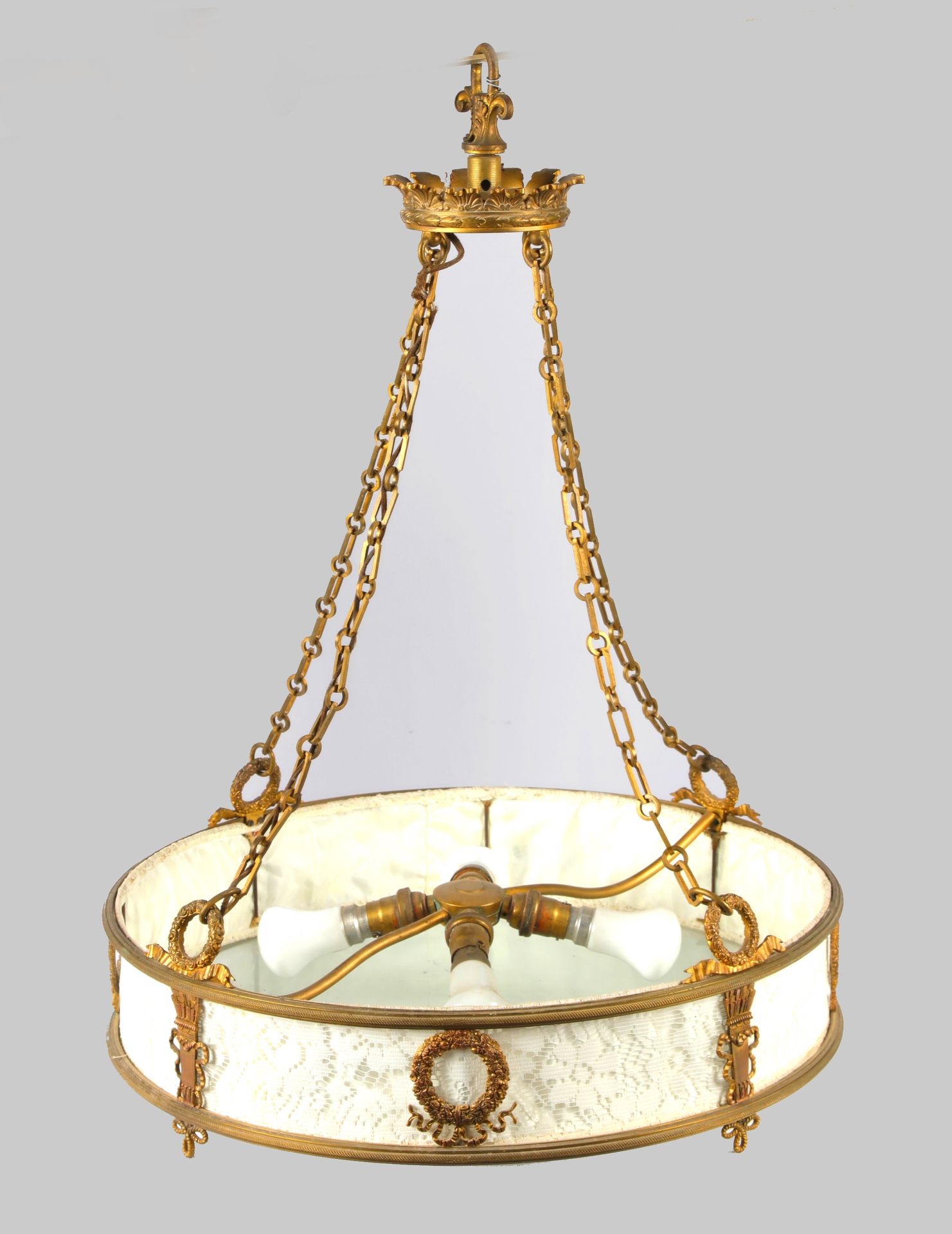 Null 圆形的木制吊灯，装饰有织物和乳白色玻璃灯罩。48X19