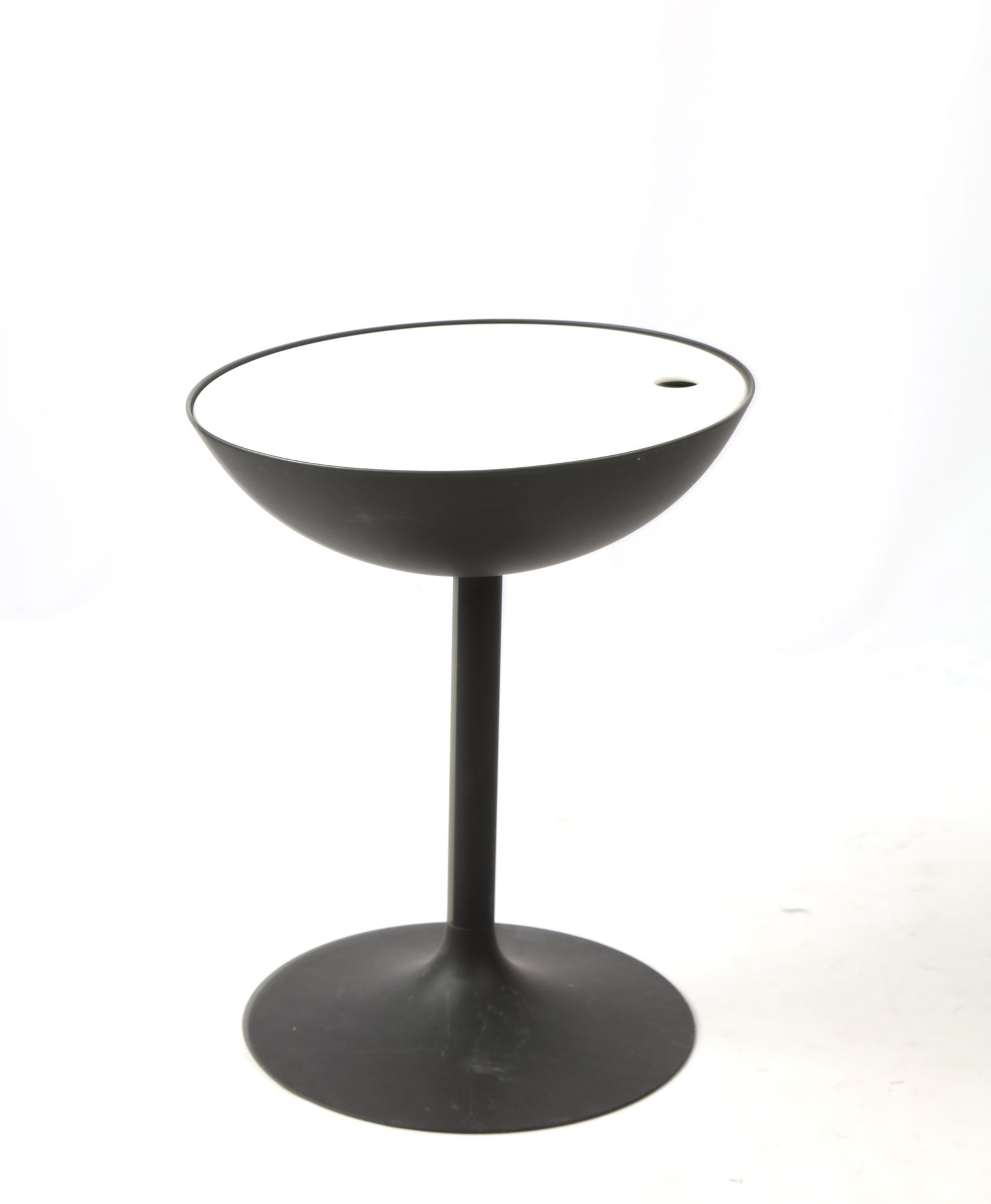 Null Circular side table, removable tray, black metal base. Diam : 44X ht : 54