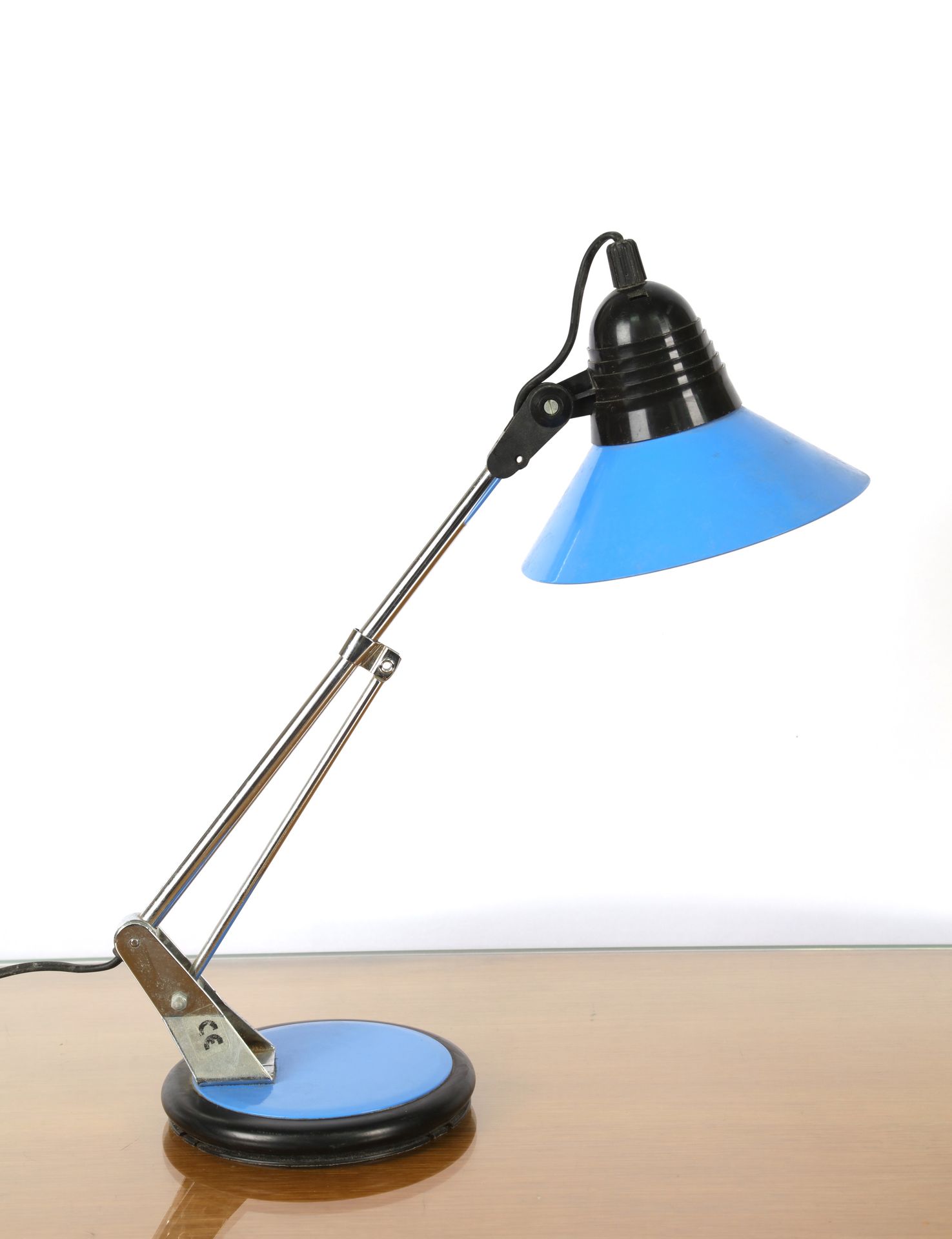 Null Lámpara de escritorio articulada, azul y negra.