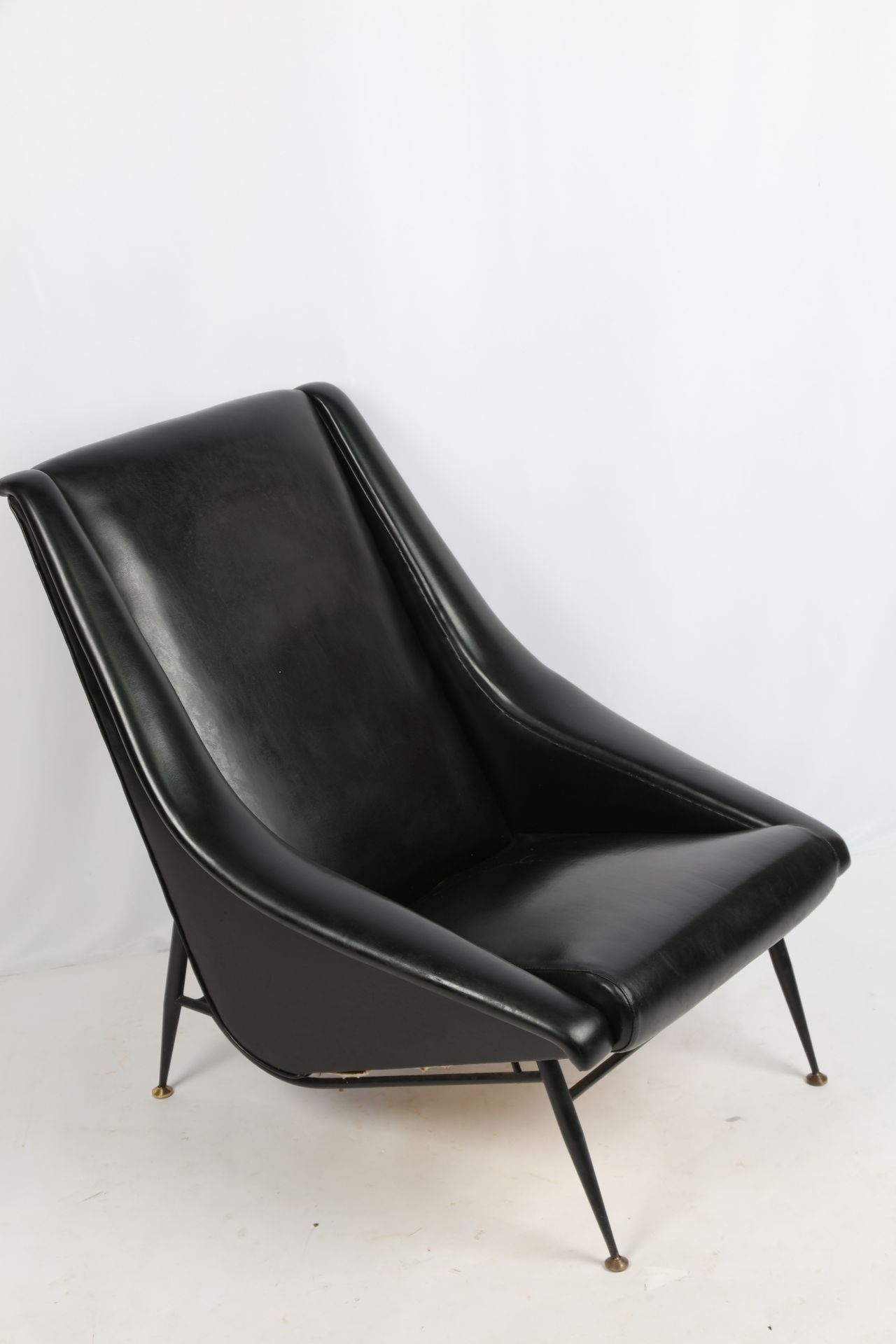 Null 
ERTON，黑色仿制扶手椅，马鞍形缝制，"弯曲"，金属腿，（可见小裂缝），1960年，67X80X89