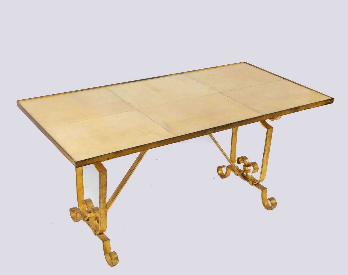 Null 
大餐桌，6位客人，锻铁和镀金桌腿，顶部覆盖着羊皮纸（玻璃桌面保护着羊皮纸；在绿色的角落有小的缺失），.152X77X73