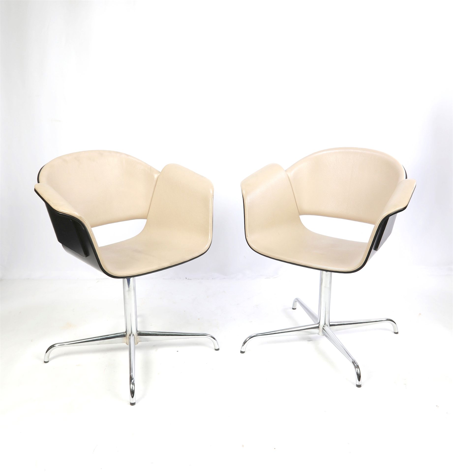 Null SCHERR J. Edition Béné, Ein Paar Sessel aus beigem Leder und Schichtholz "R&hellip;