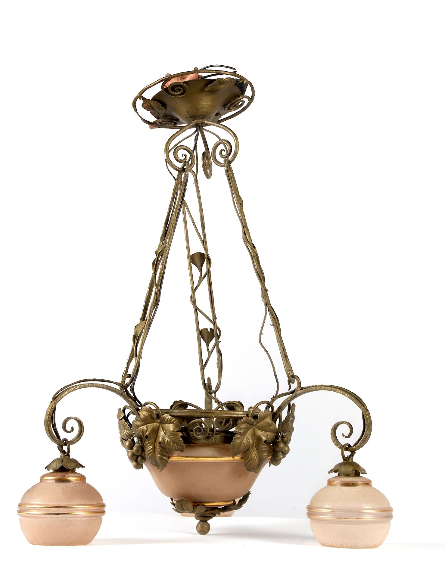 Null 锻铁吊灯，装饰有藤蔓嫩芽，中央的碗和3个吹制的玻璃郁金香，约1950年，高：70