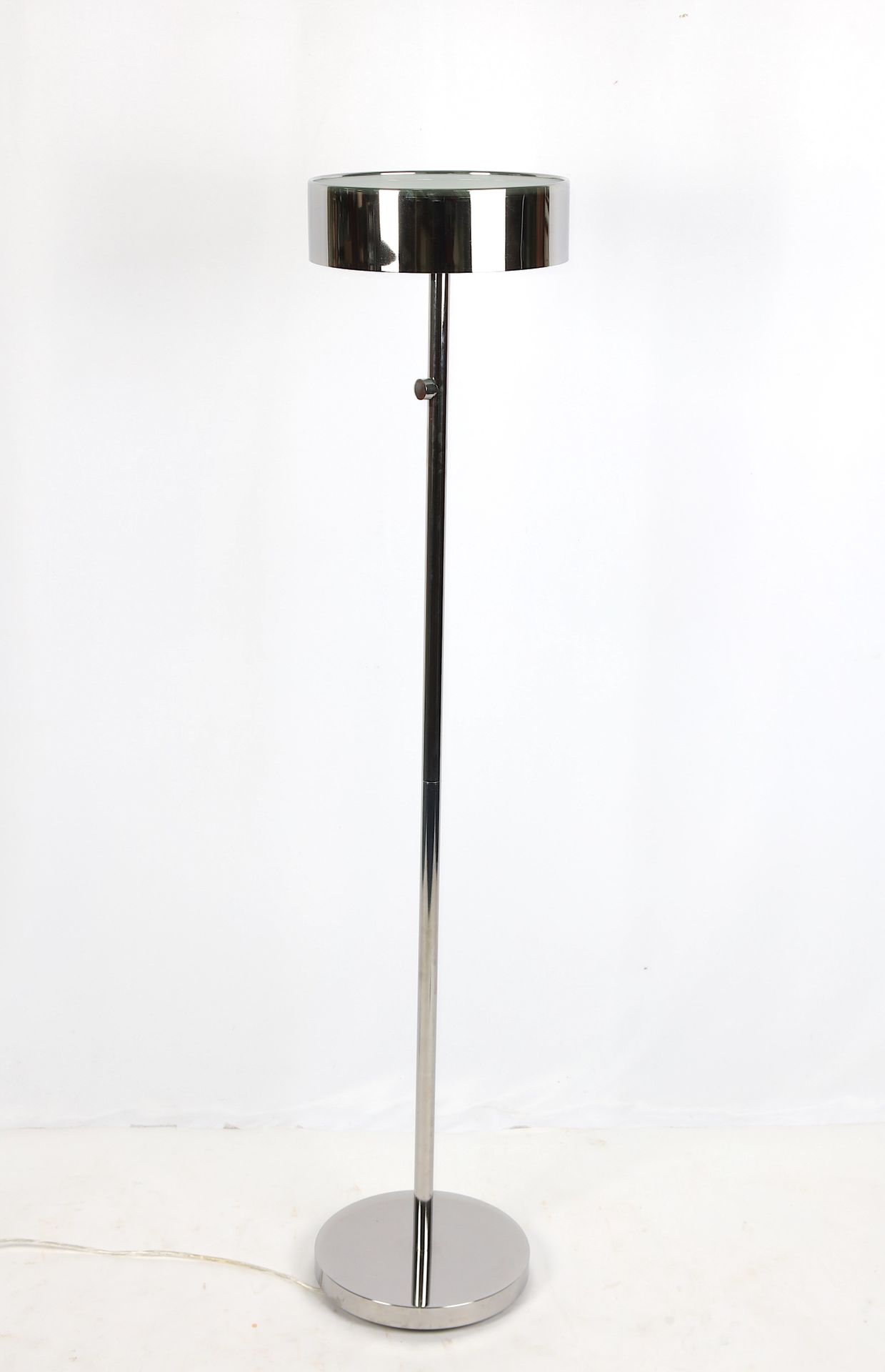 Null Lámpara de pie en metal cromado, pantalla circular opalina y cromada, regul&hellip;