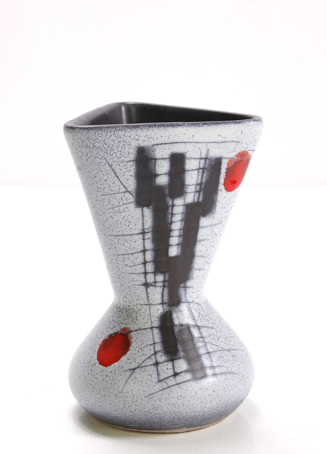 Null 
弗朗索瓦-卡莱卡（出生于1921年），在瓦劳里，灰色陶器和黑色和红色的抽象装饰的花瓶，有三脚架的脖子。高：12厘米。