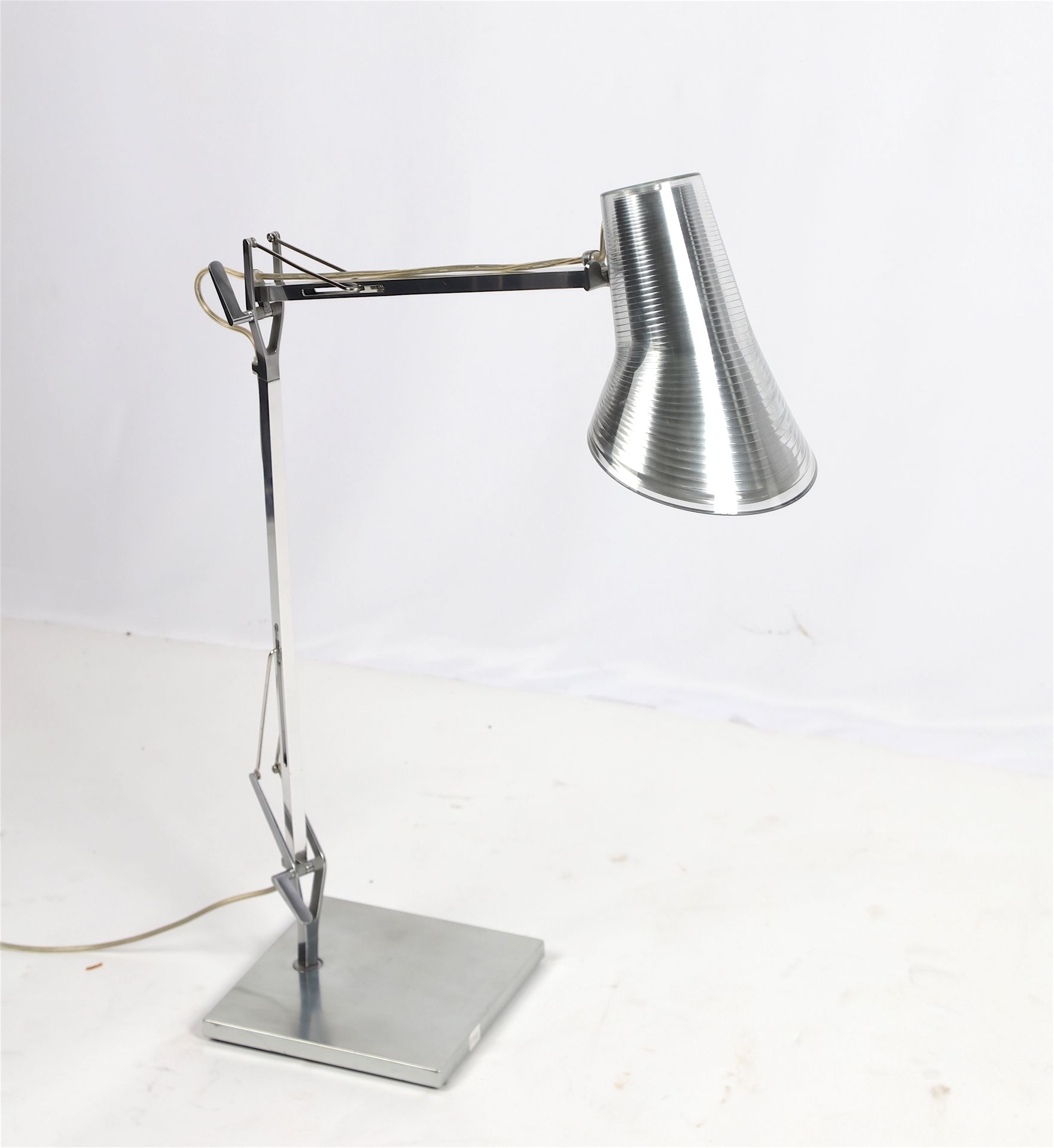 Null Antonio CITTERIO (Né en 1950), Lampe de bureau à base carré en métal chromé&hellip;