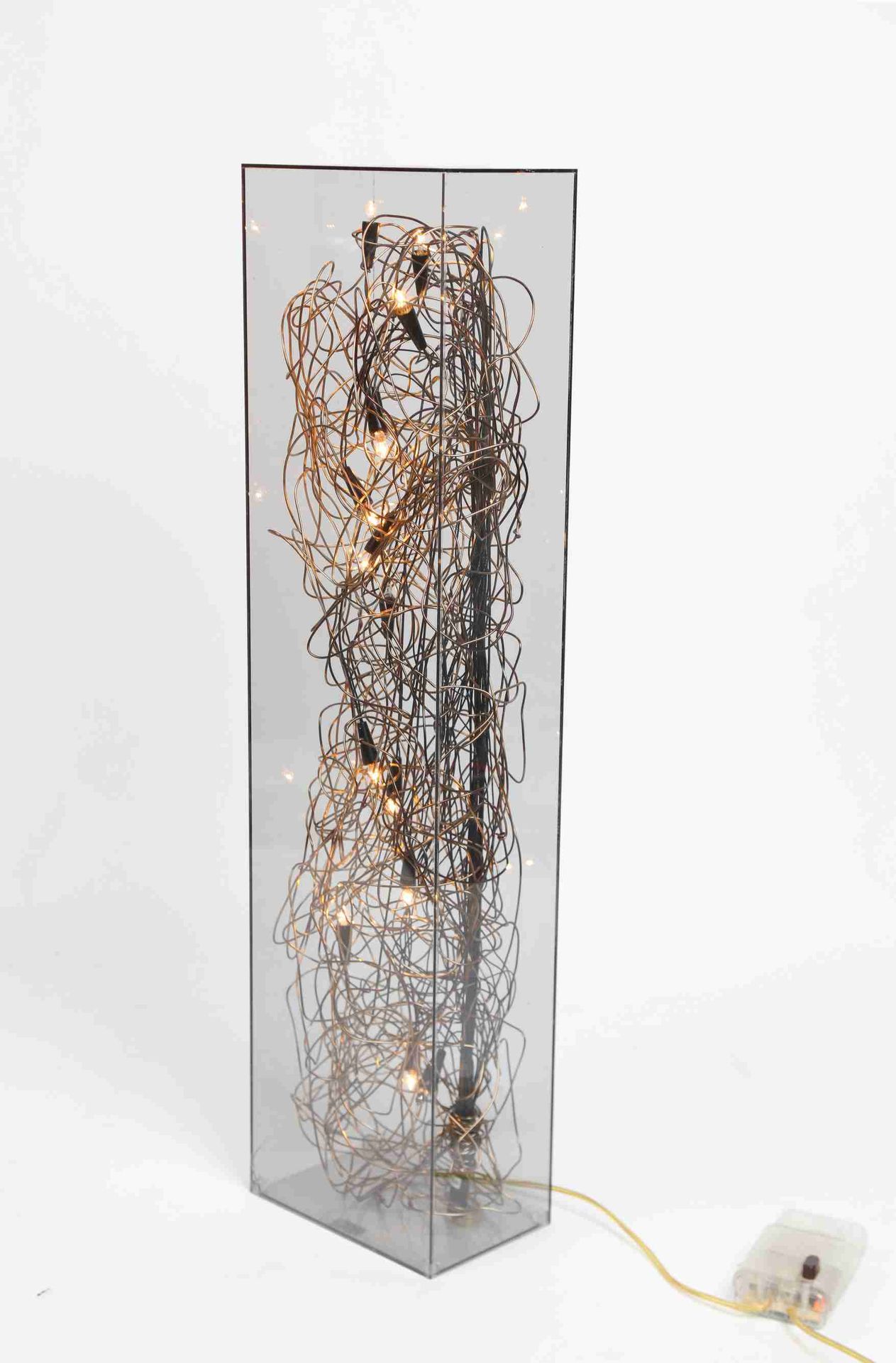 Null Sculpture en plexiglass fumé, avec guirlande électrique. Ht : 50