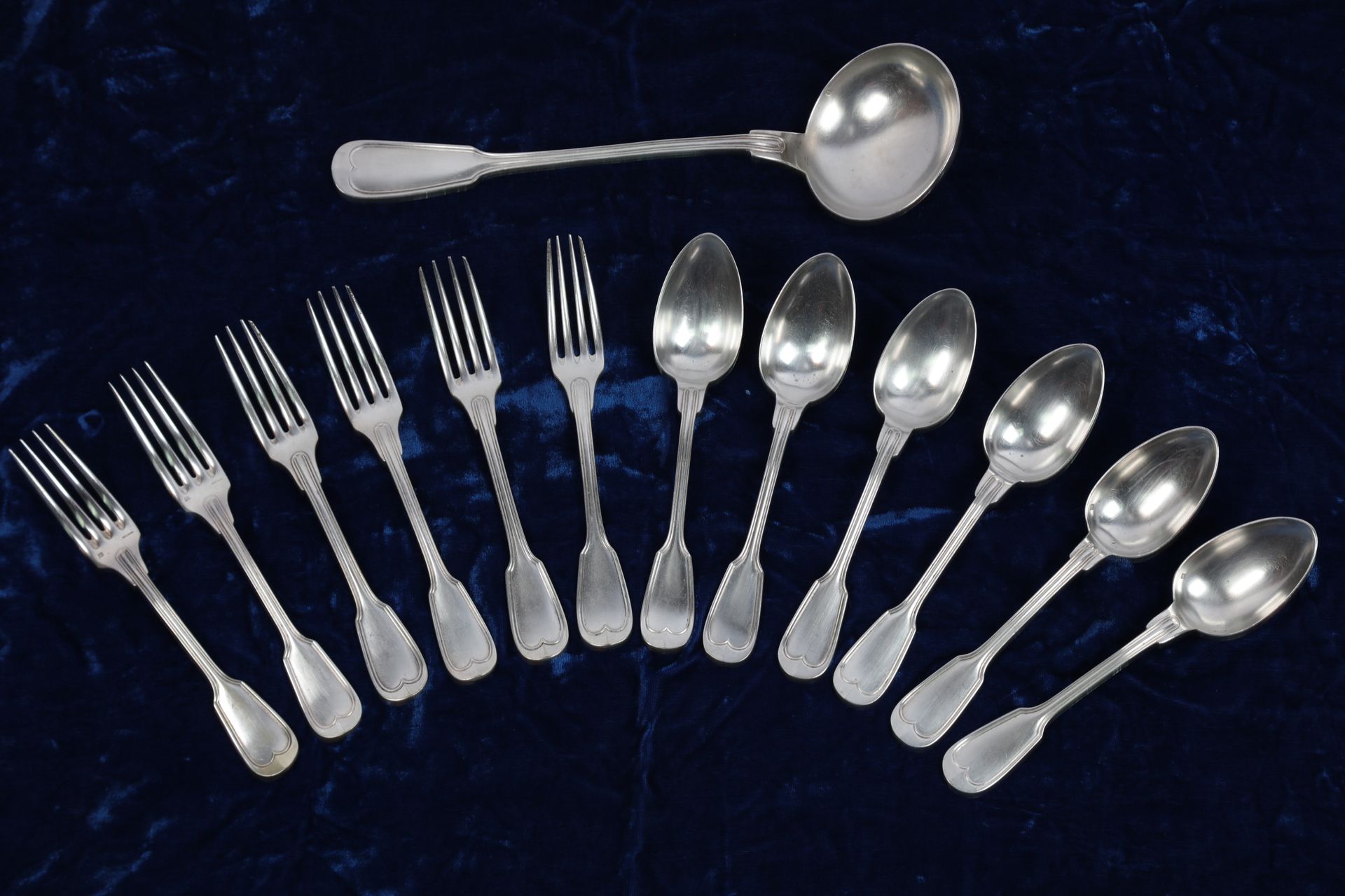 Null 
 Partie de ménagère en métal argenté, 6 cuillères, 6 fourchettes, décor do&hellip;