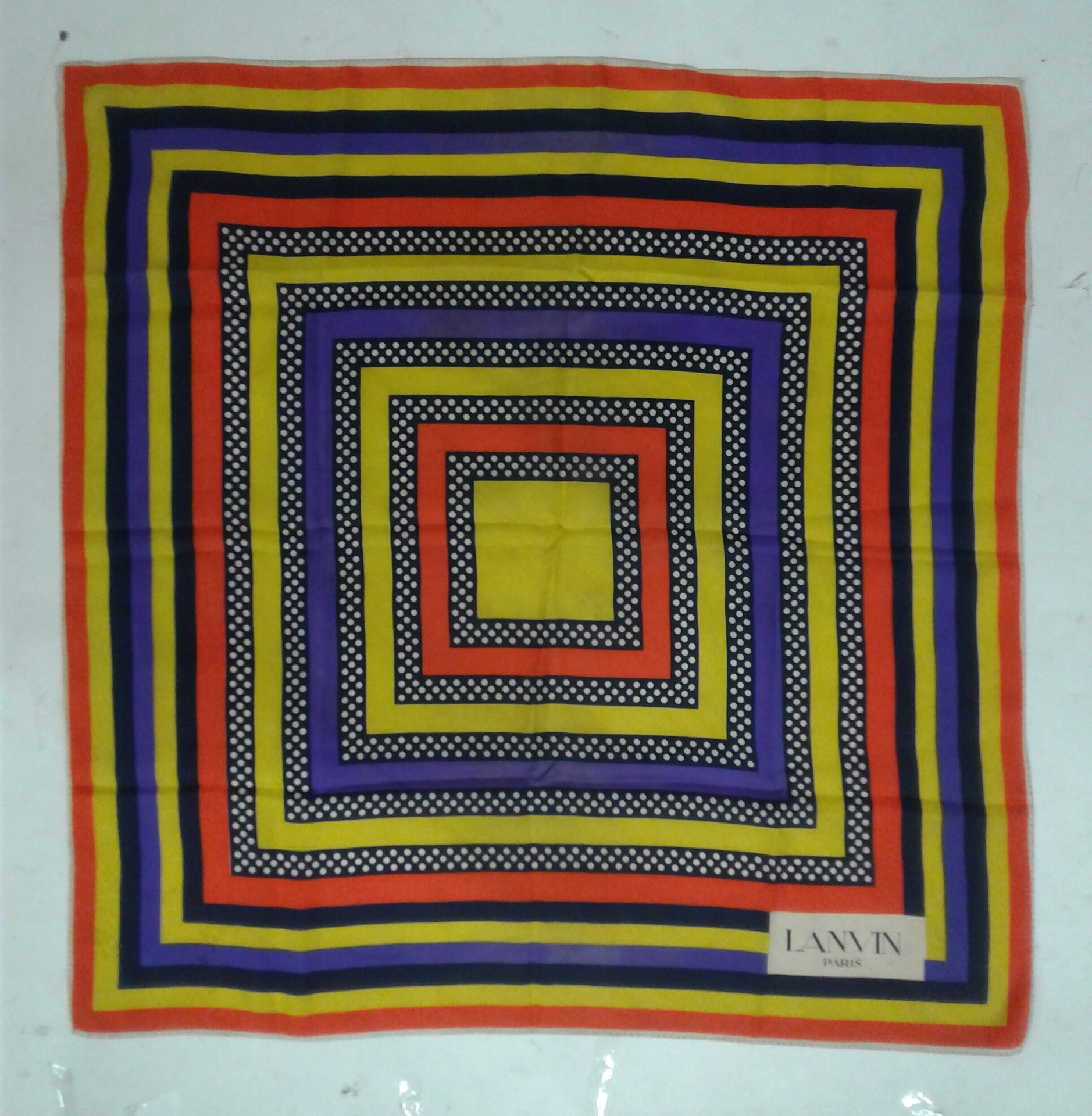 Null LANVIN, carré en soie, encadrement orange, jaune, noir et bleu. 67X67