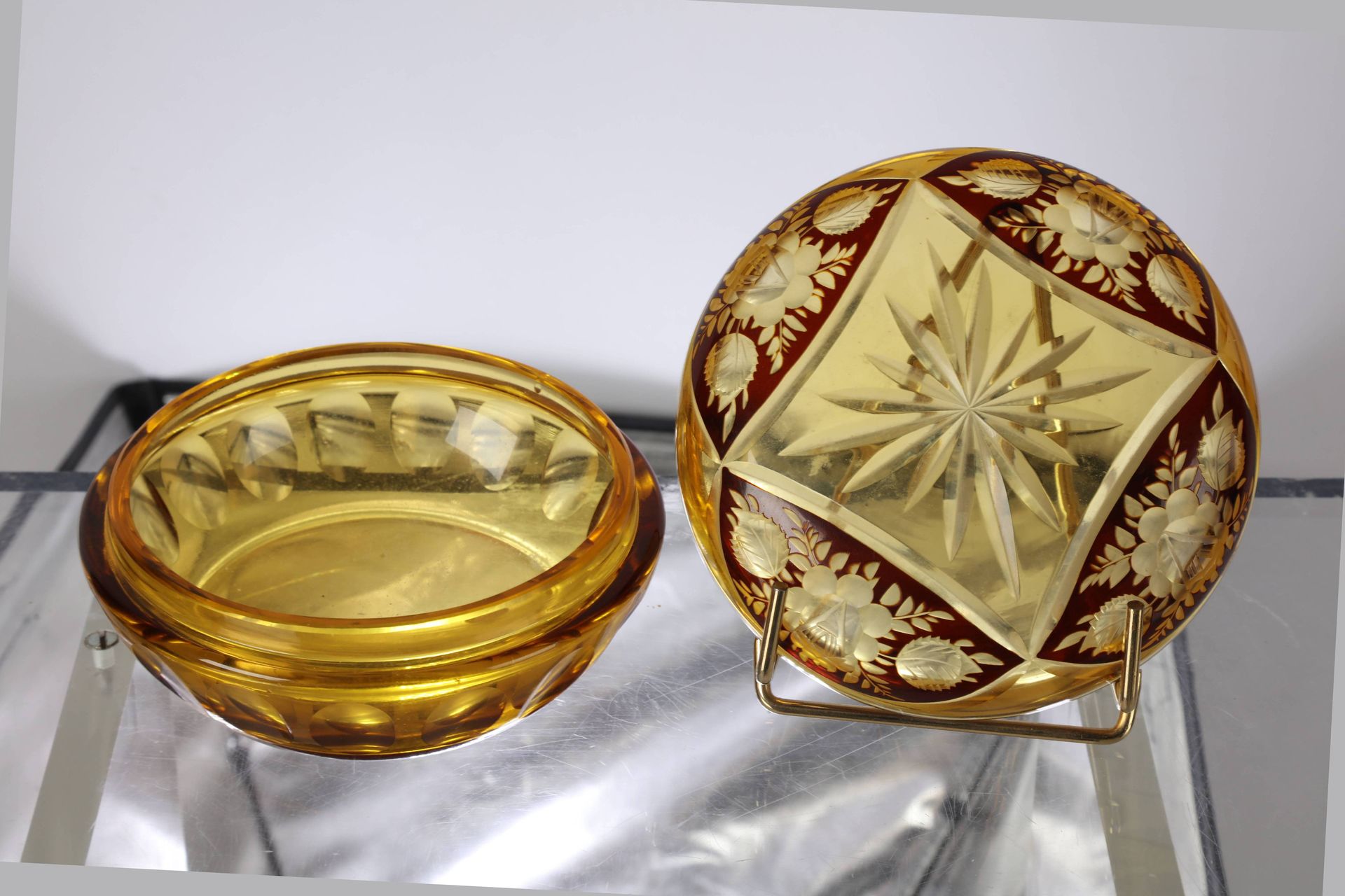 Null 
Bohème, Bonbonnière en cristal ambré et taillé. 15/7 cm