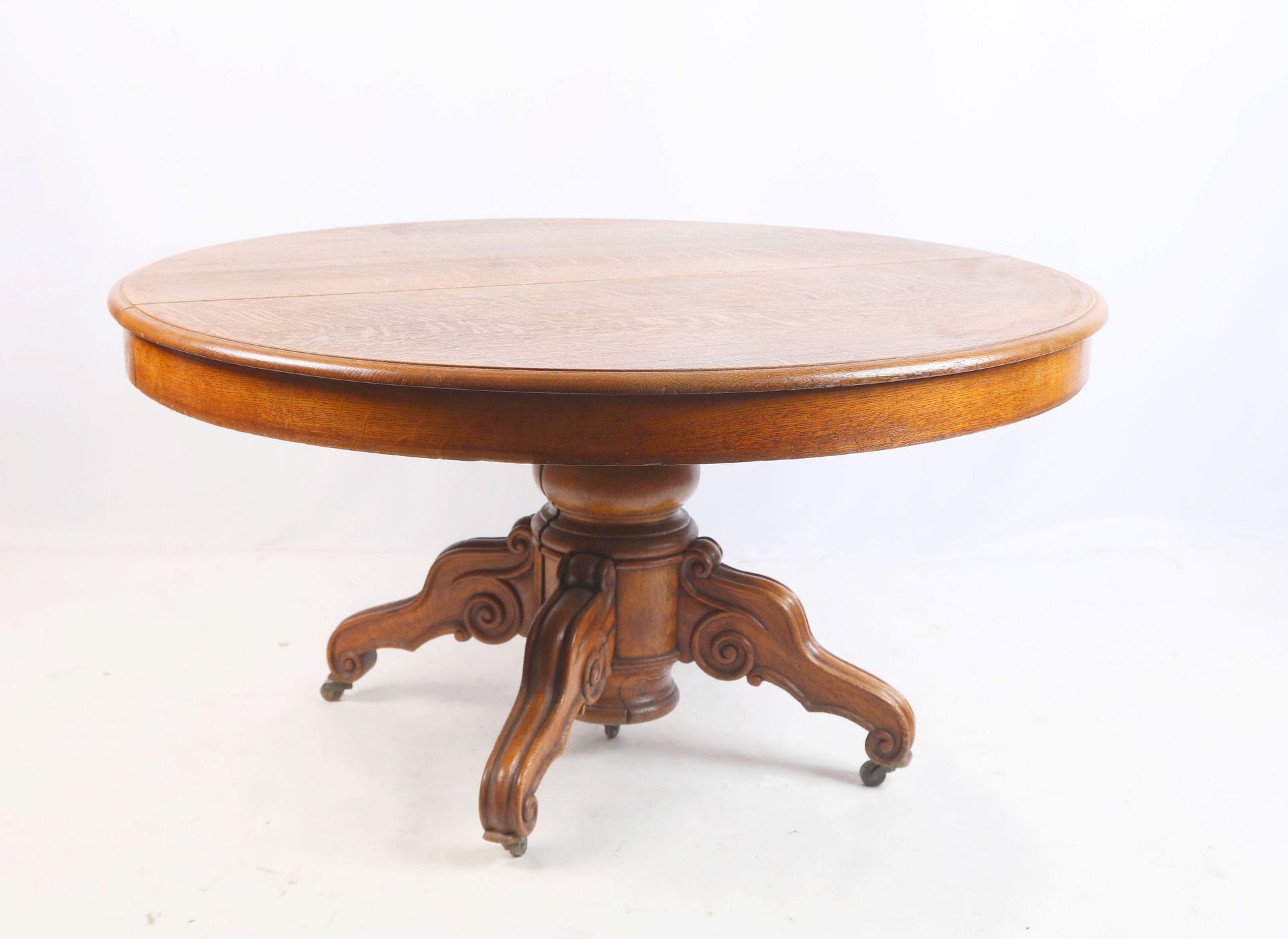 Null 
Important pedestal table in oak, quatripod base. ( can add extensions.)