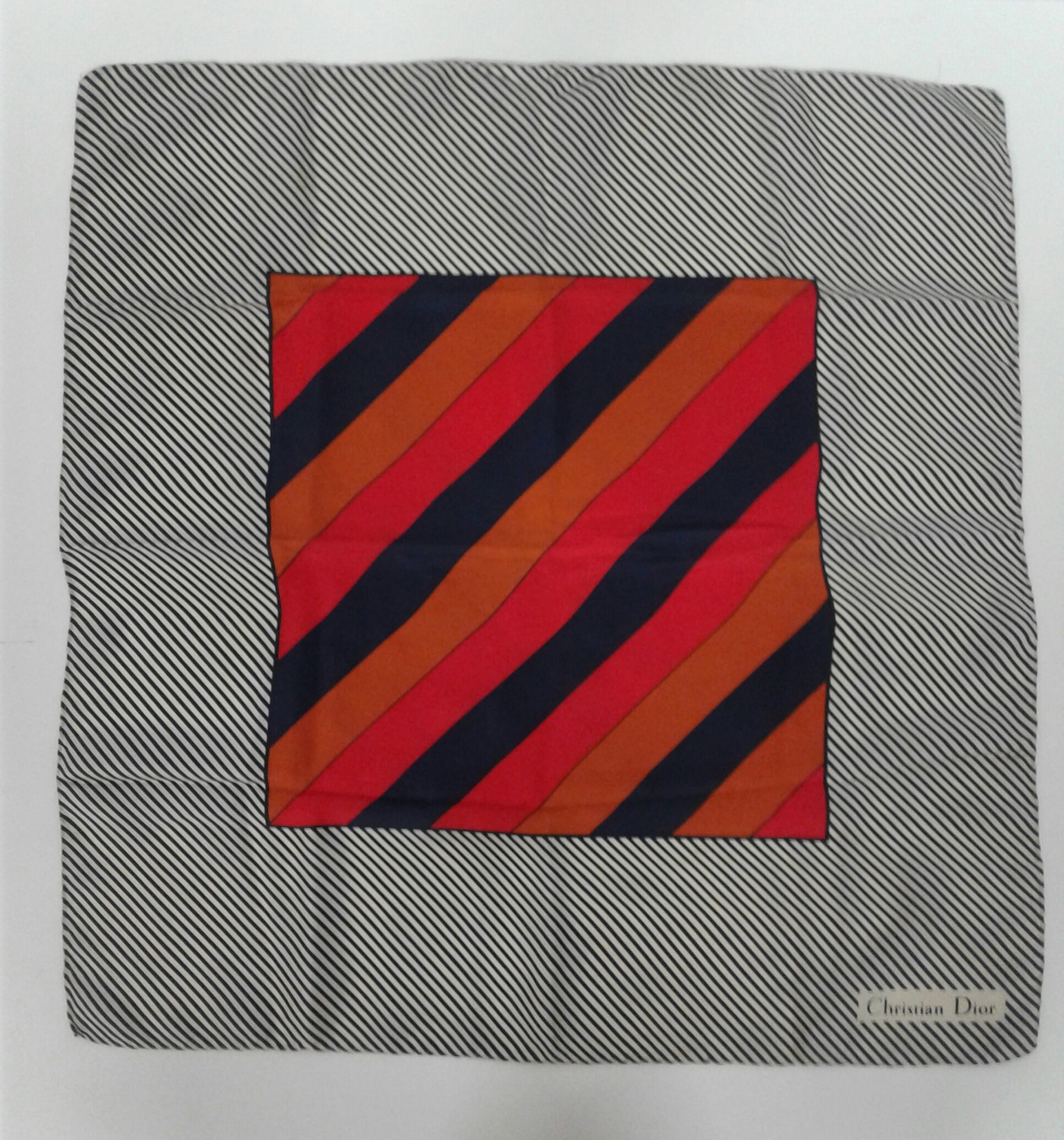 Null DIOR Christian，丝绸广场，白底黑条纹边框，中间有黑色、红色和橙色的对角线，66X66