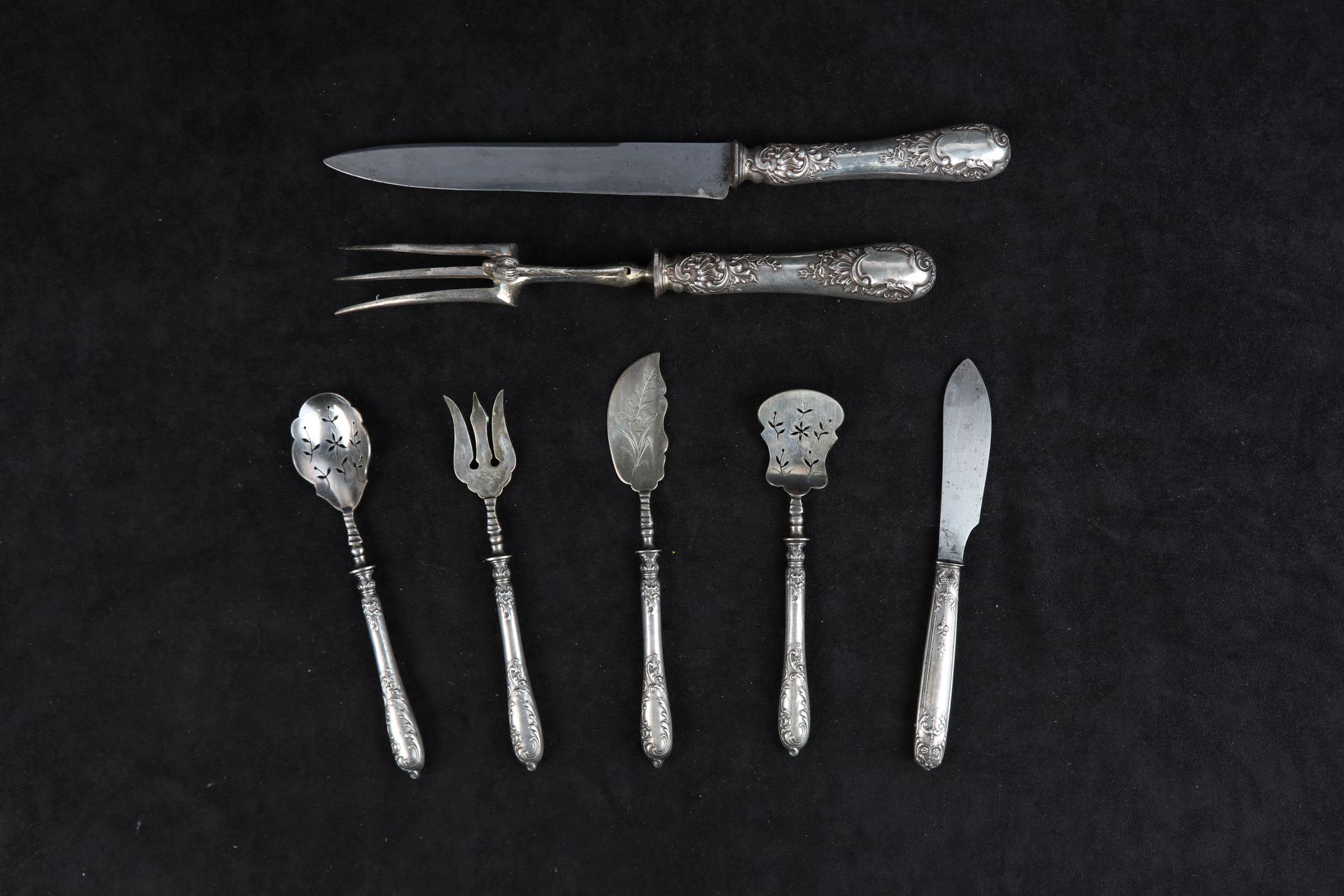 Null Pair of Gigot cutlery and a set of 5 cake cutters, in filled silver with ro&hellip;