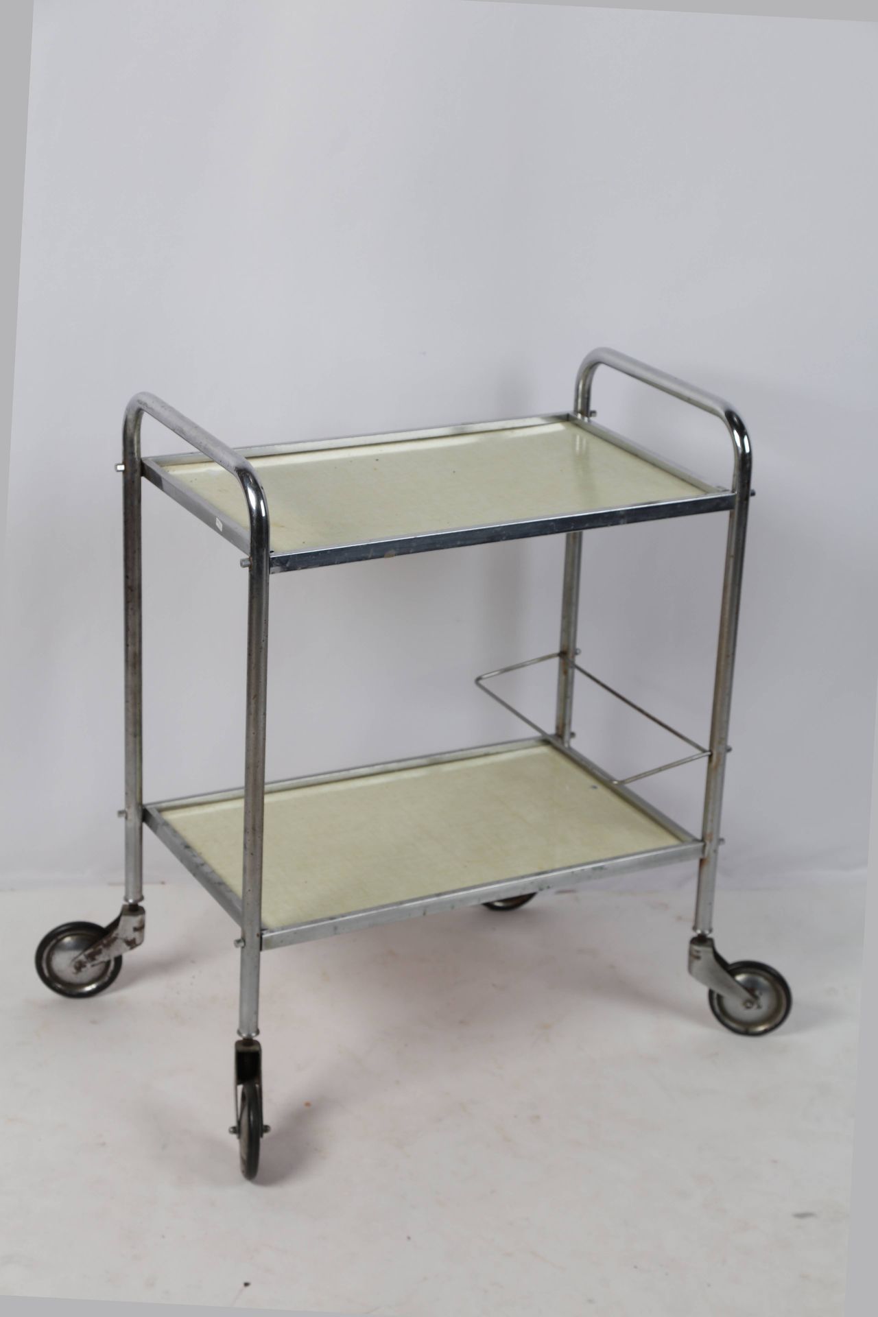 Null Chromium-plated metal serving table, two trays, castors.
