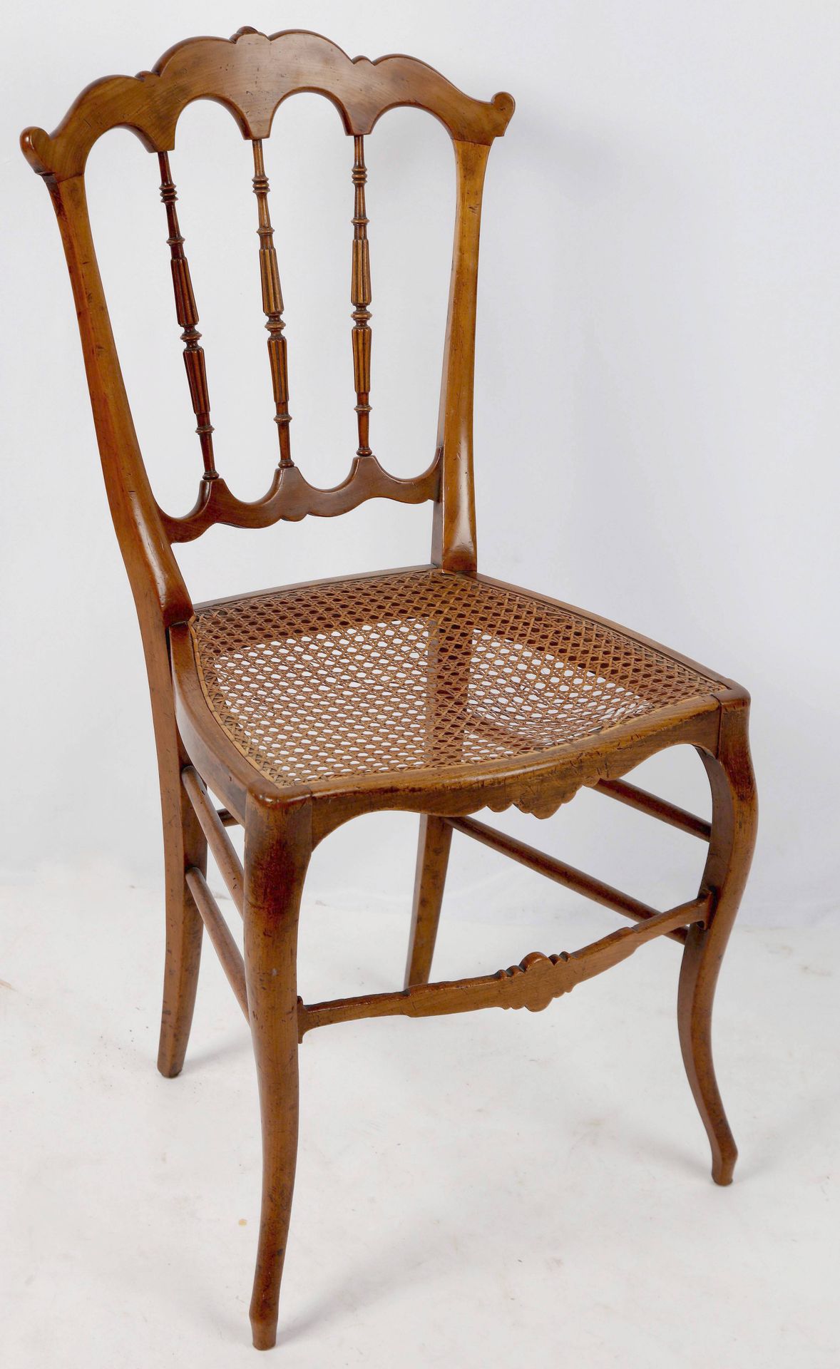 Null Chaise de "chambre" en bois fruitier, dossiers à fuseaux, assise cannée.