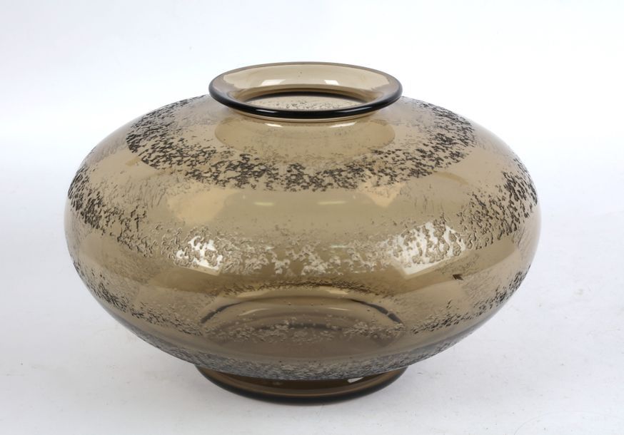 Null DAUM, große, breitbäuchige Vase aus Bernsteinglas, mit Schleifstein gravier&hellip;