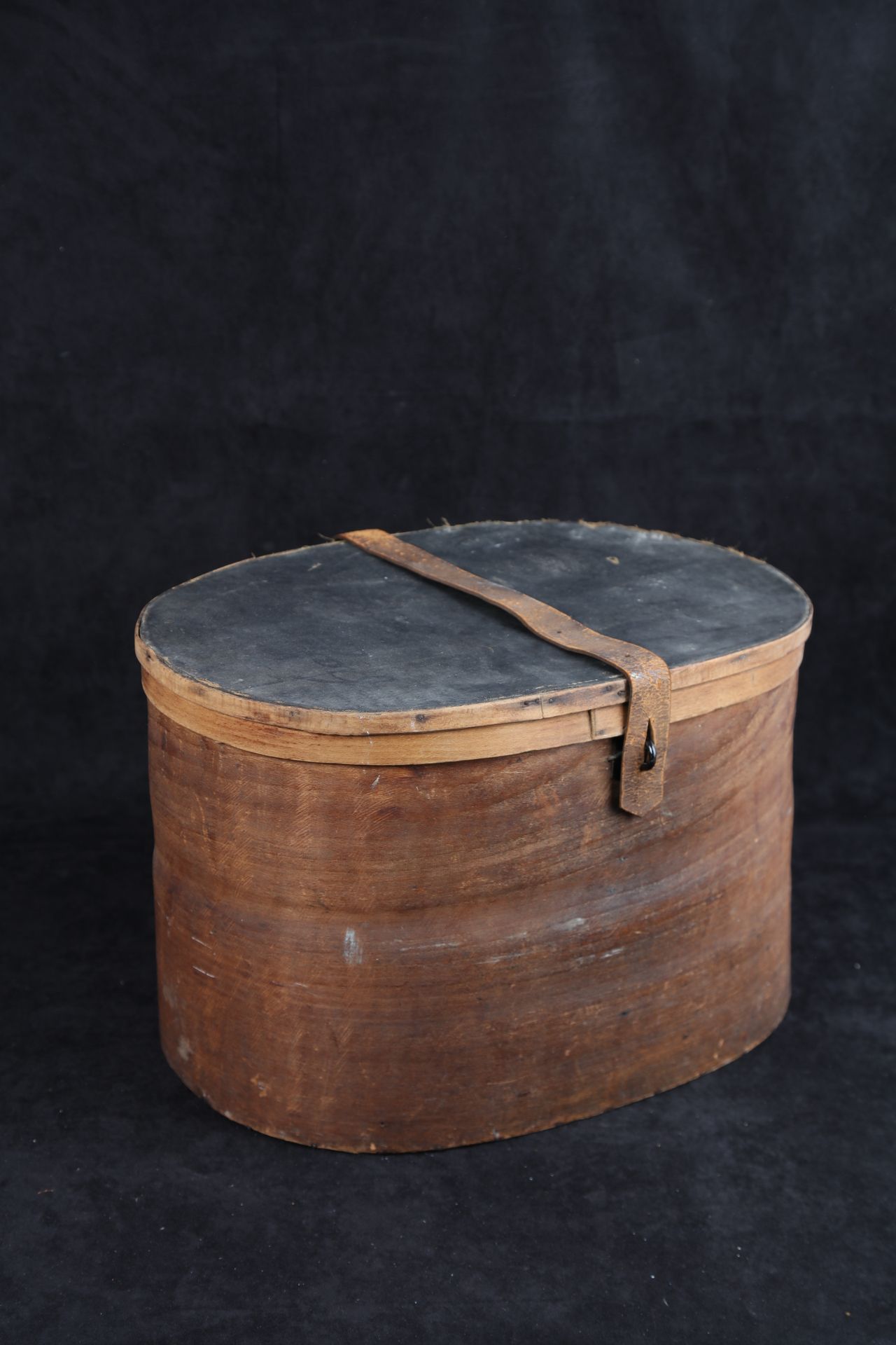 Null Large wooden hat box, 47X31