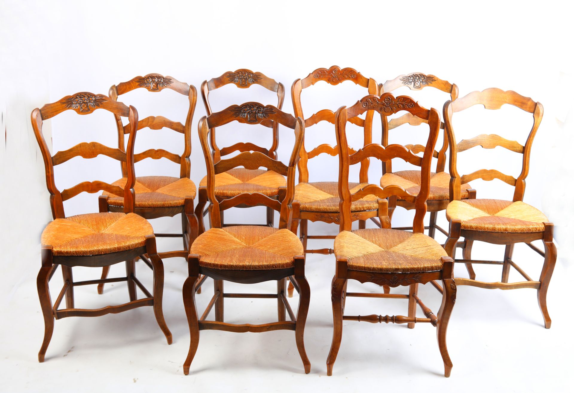 Null Suite of 8 chairs in natural wood, straw seat, carved back (some models sli&hellip;