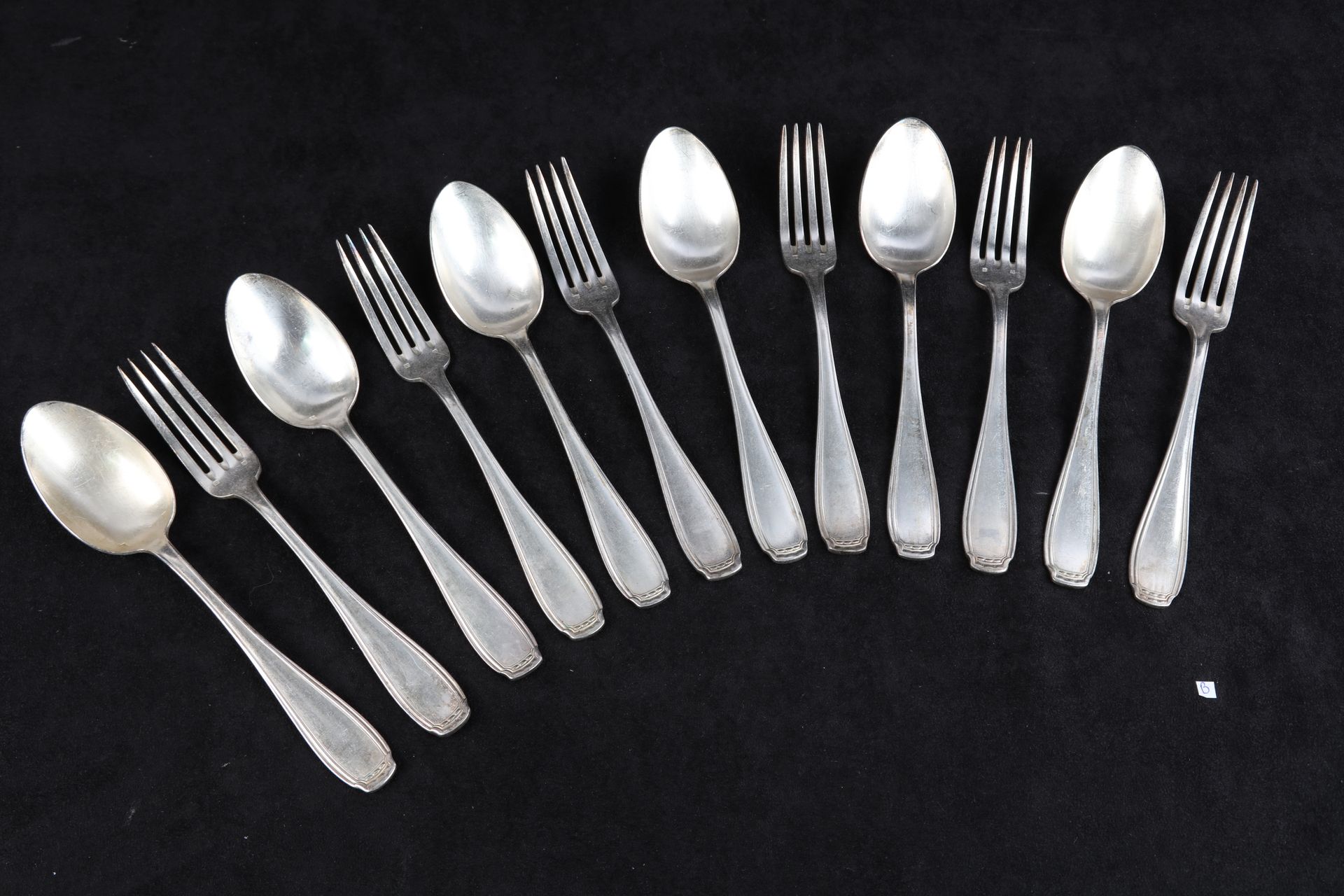 Null 镀银金属套装，包括6个叉子，6个勺子，6个甜点勺，6个咖啡勺和6个甜点叉，艺术装饰，12个叉子，12个鱼刀（B）