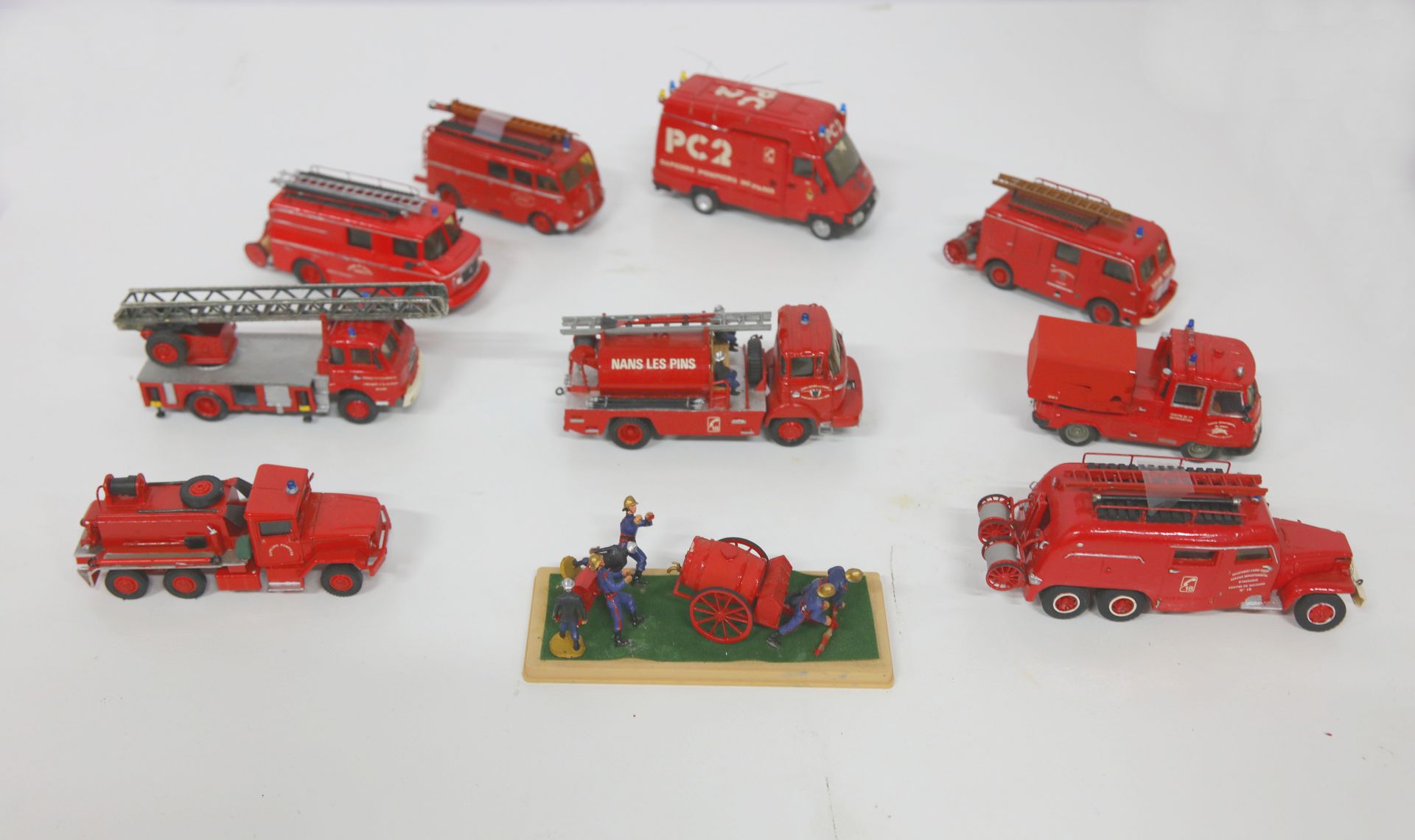 Null 
POMPIERS et véhicules incendies, lot de 9 véhicules miniatures.照片）