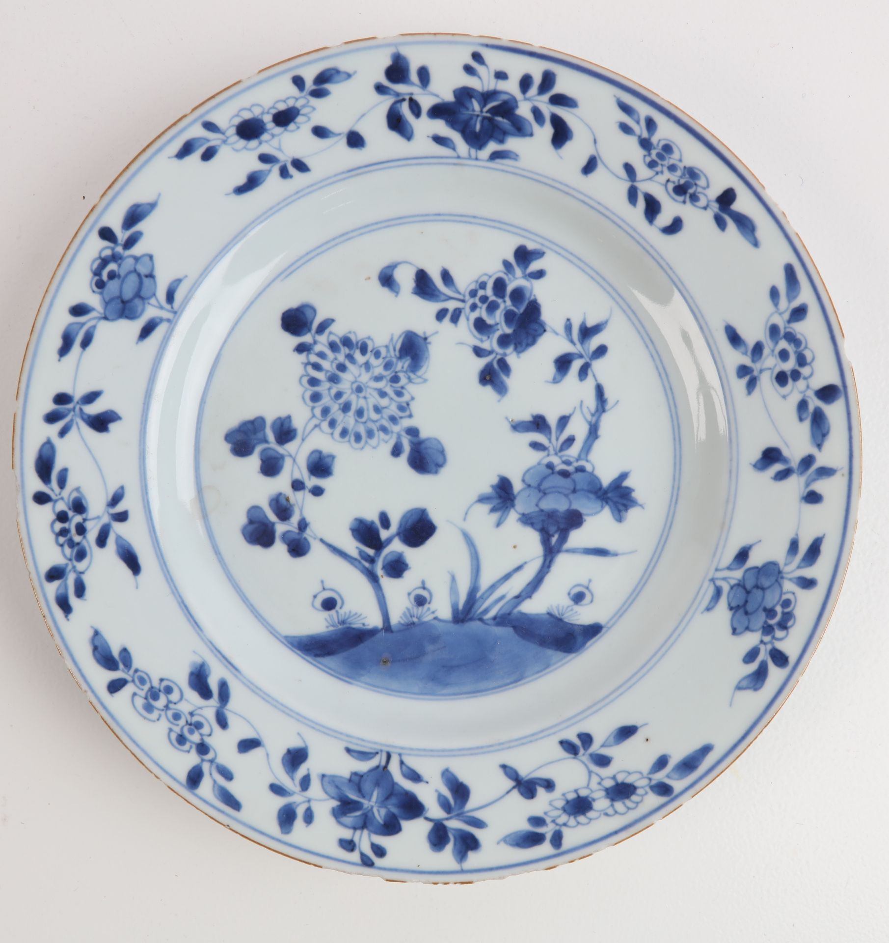 Null CHINA, plato de porcelana, decorado con un ramo en tonos azules. 23 cm.