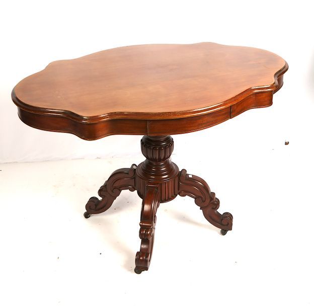 Null 桃花心木基座桌，四条腿，路易-菲利普时期。