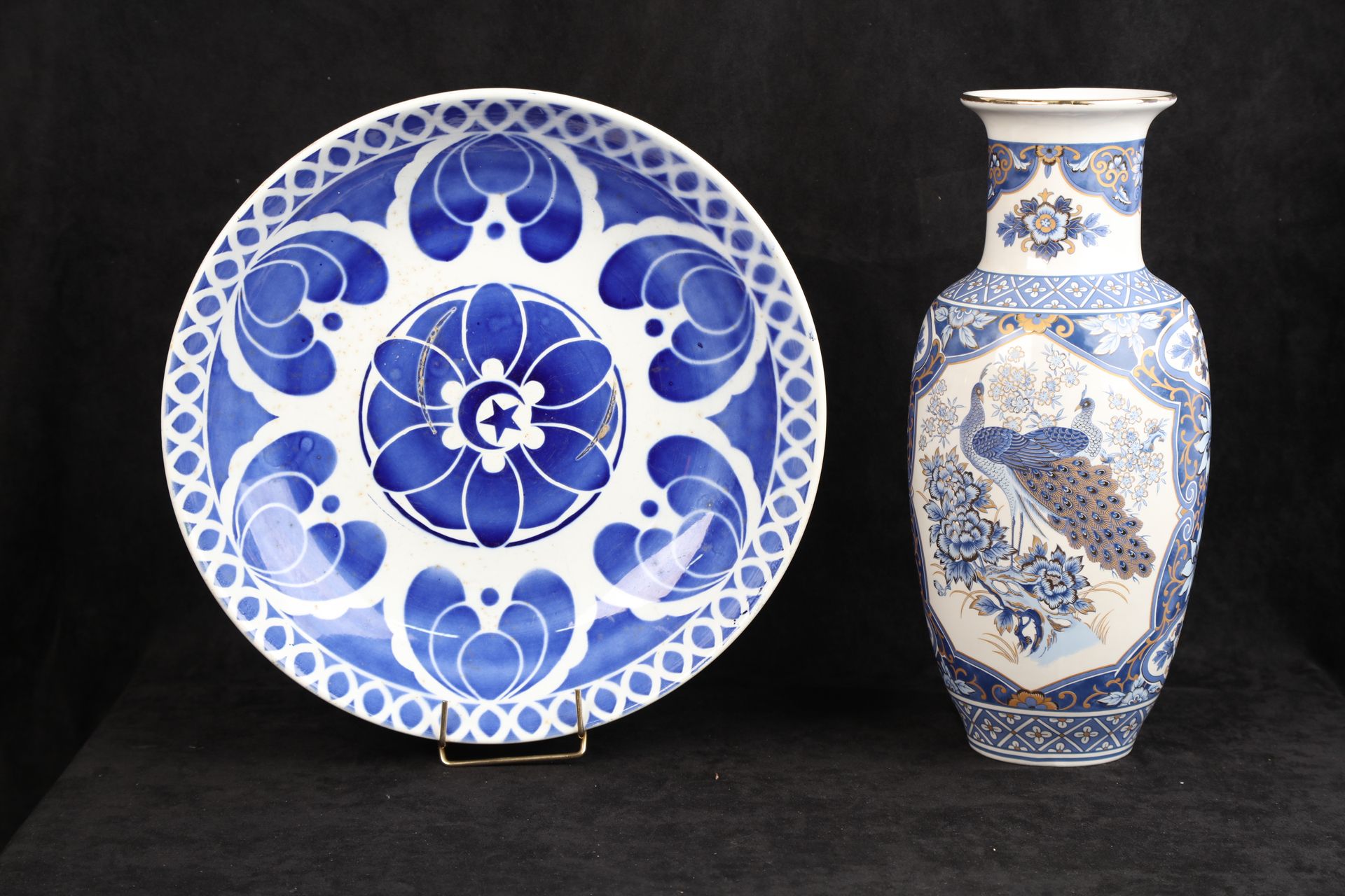 Null 
DIGOIN, Sarreguemines, 大圆盘，蓝色花卉装饰和大花瓶，有孔雀装饰。直径：40厘米