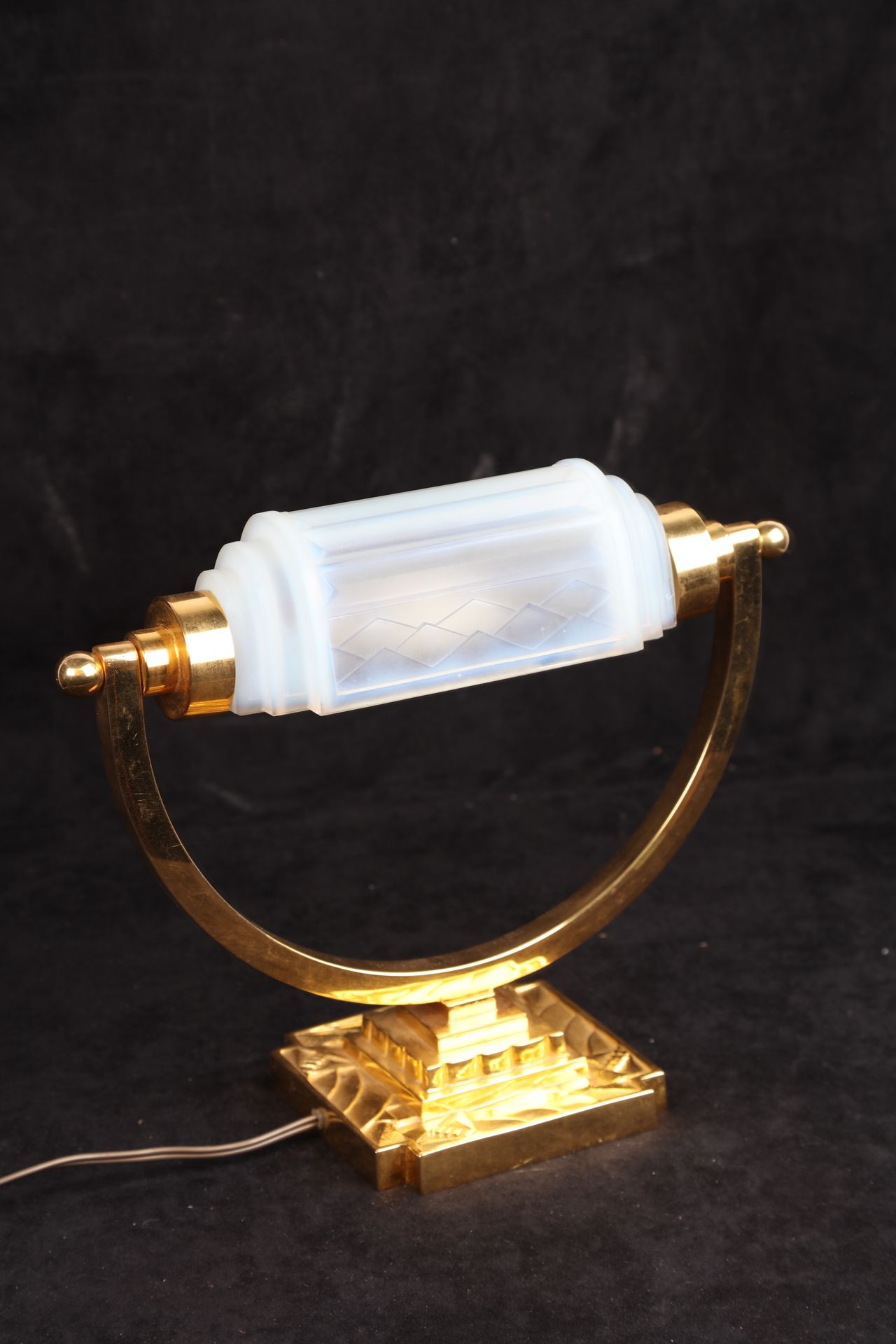 Null Lampe de bureau et Veilleuse en bronze doré, décor stylisé, en verre pressé&hellip;