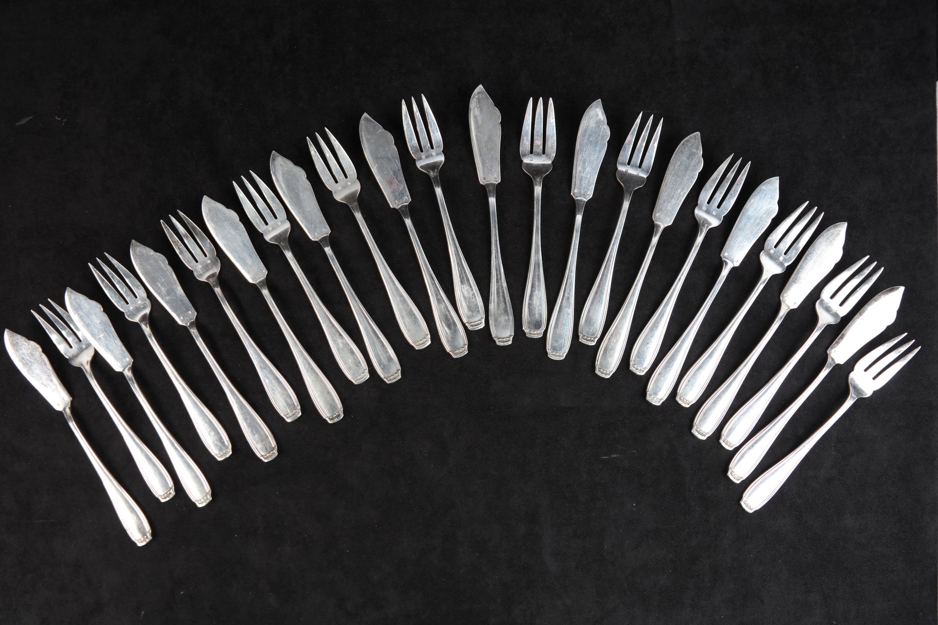 Null 12 silver plated fish forks and 12 fish knives (black box)