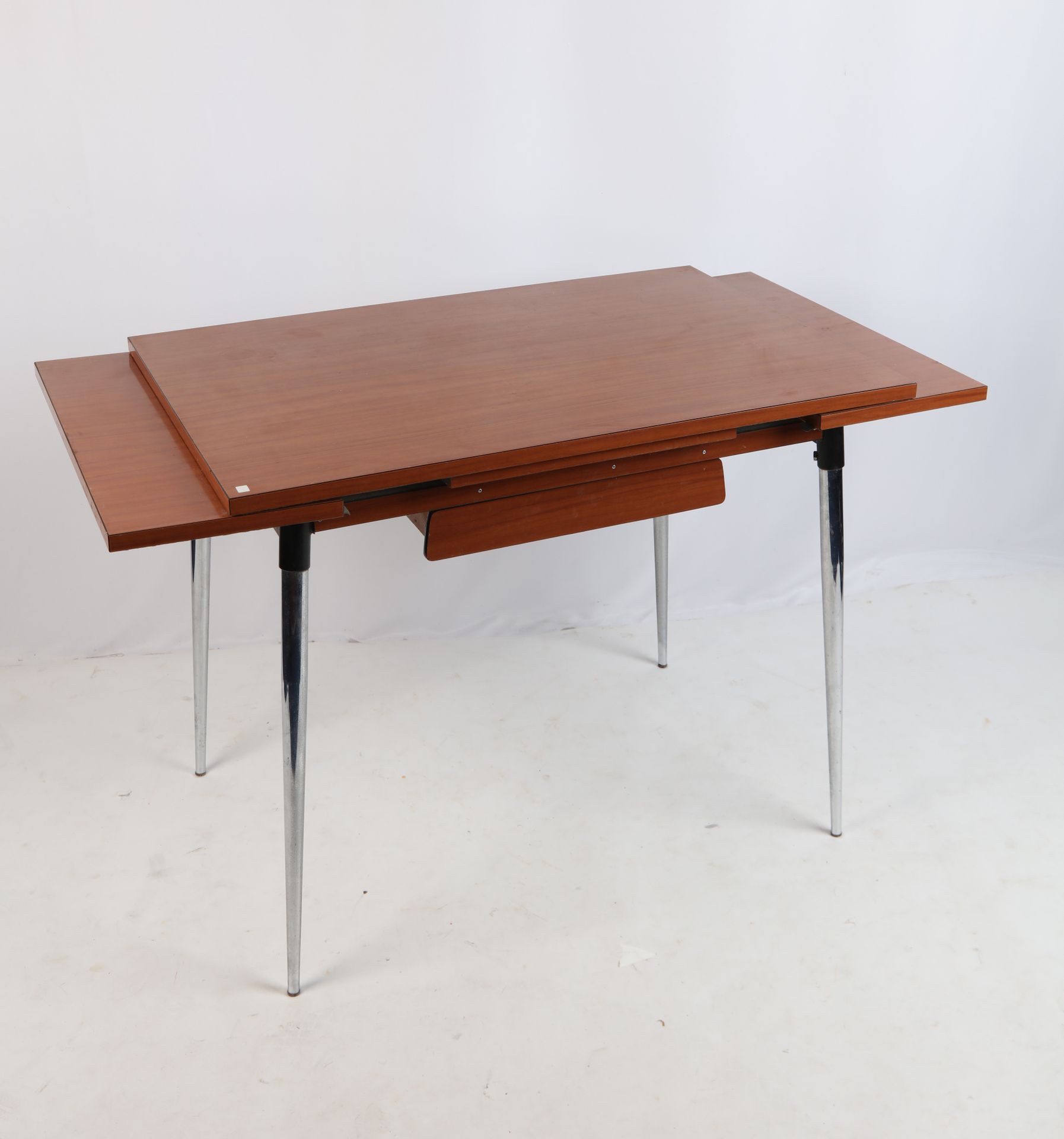 Null 带有镀铬桌腿的层压板桌，折叠叶子和6把椅子。